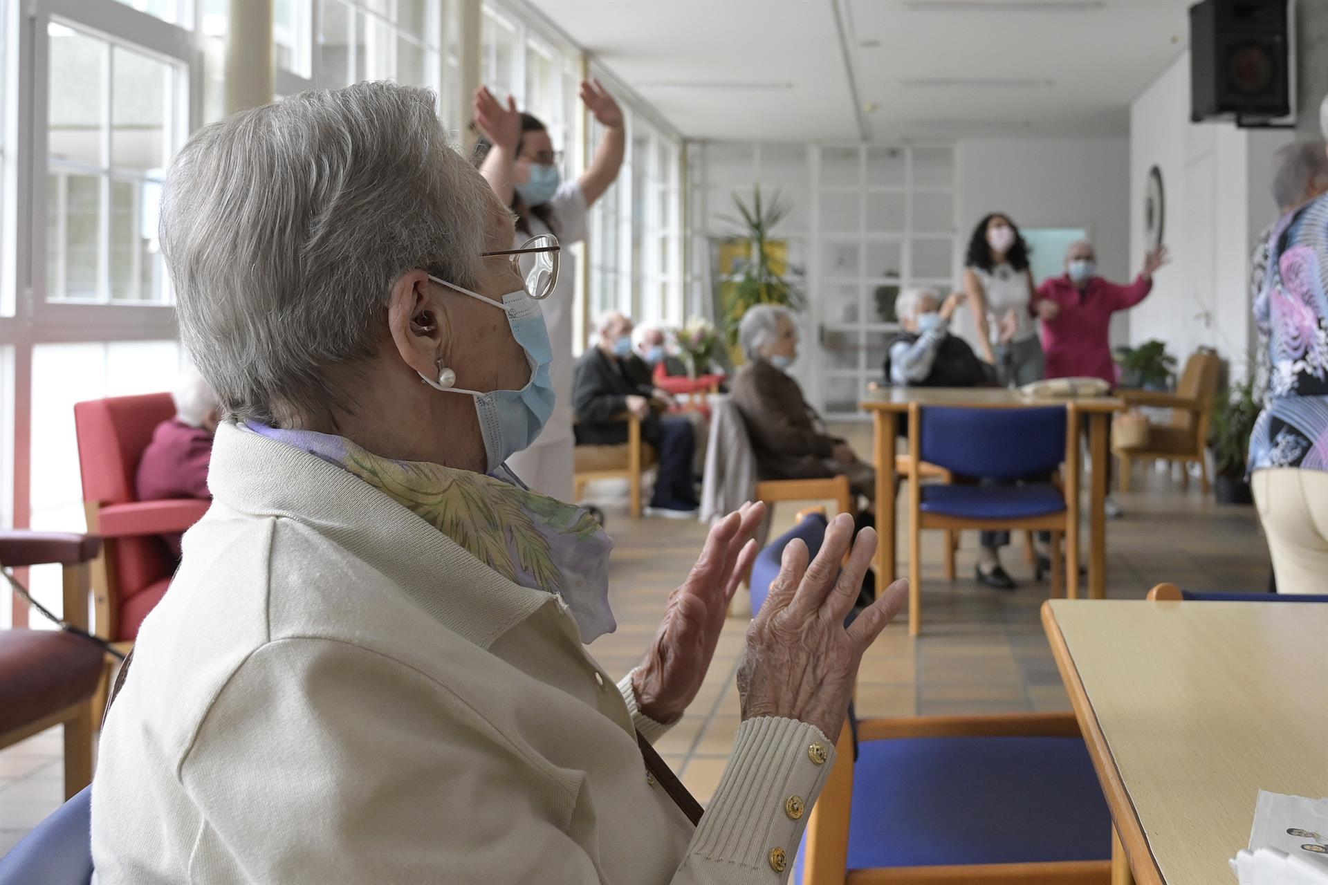 Varios ancianos en una residencia de mayores. Archivo.