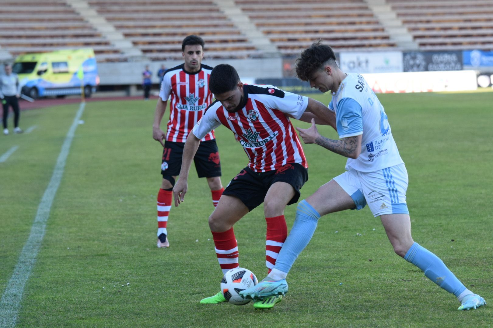 Álex Ares mira a un compañero disputando un balón