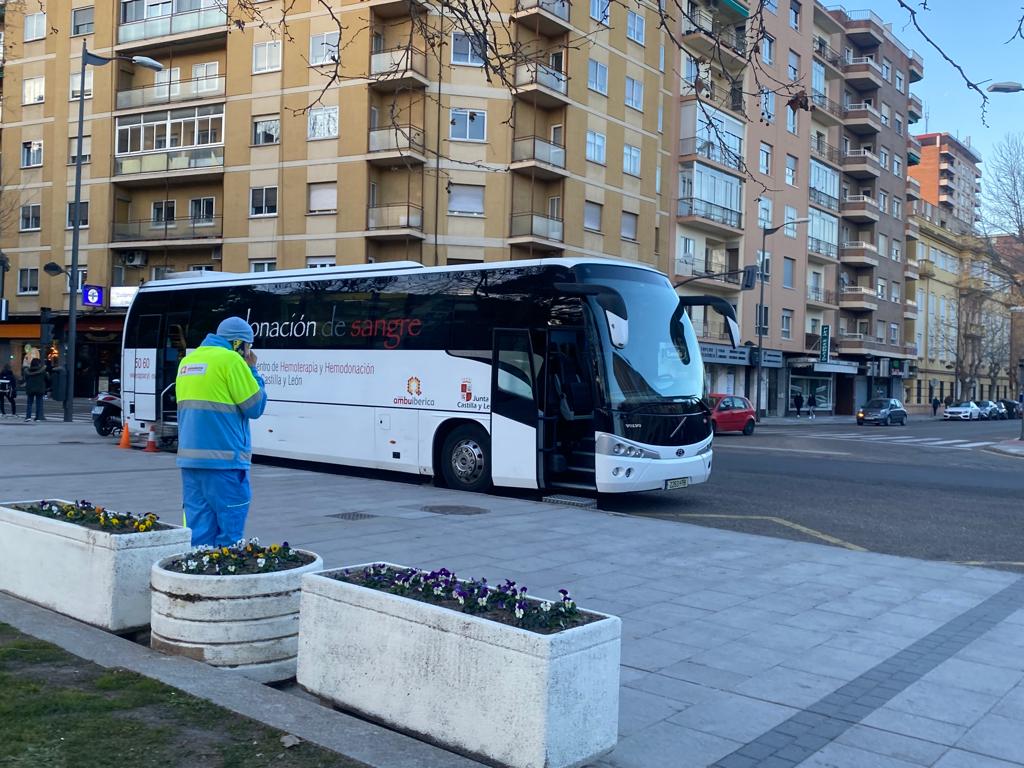 Imagen del autobús de donantes en la plaza de la Marina