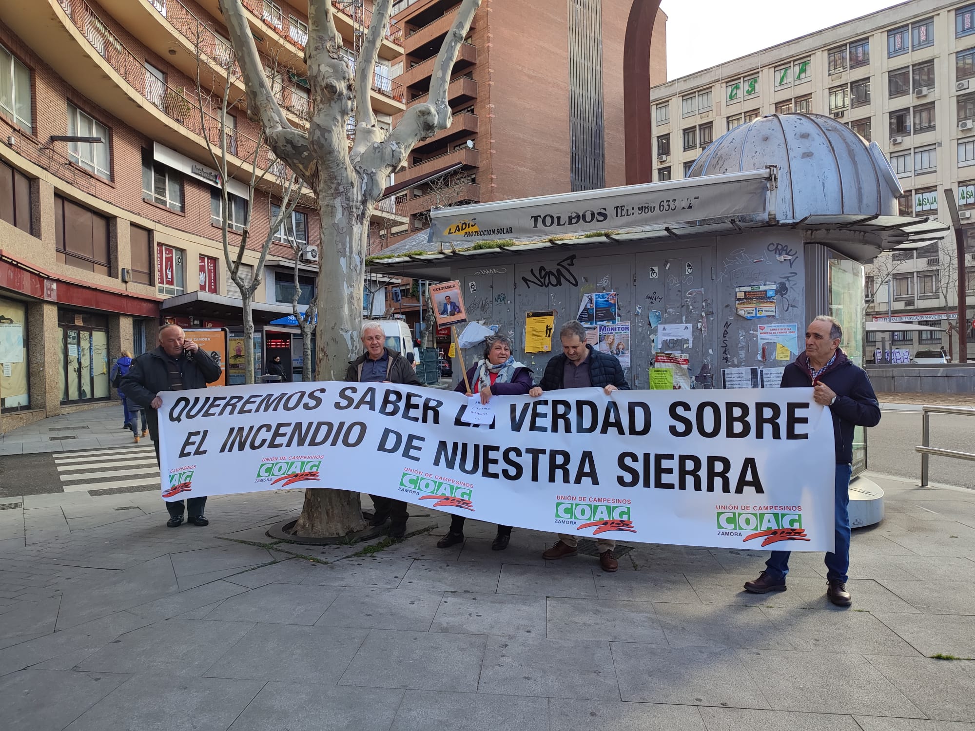 Integrantes de COAG a las puertas del Servicio Territorial de Sanidad, donde se celebraba la reunión