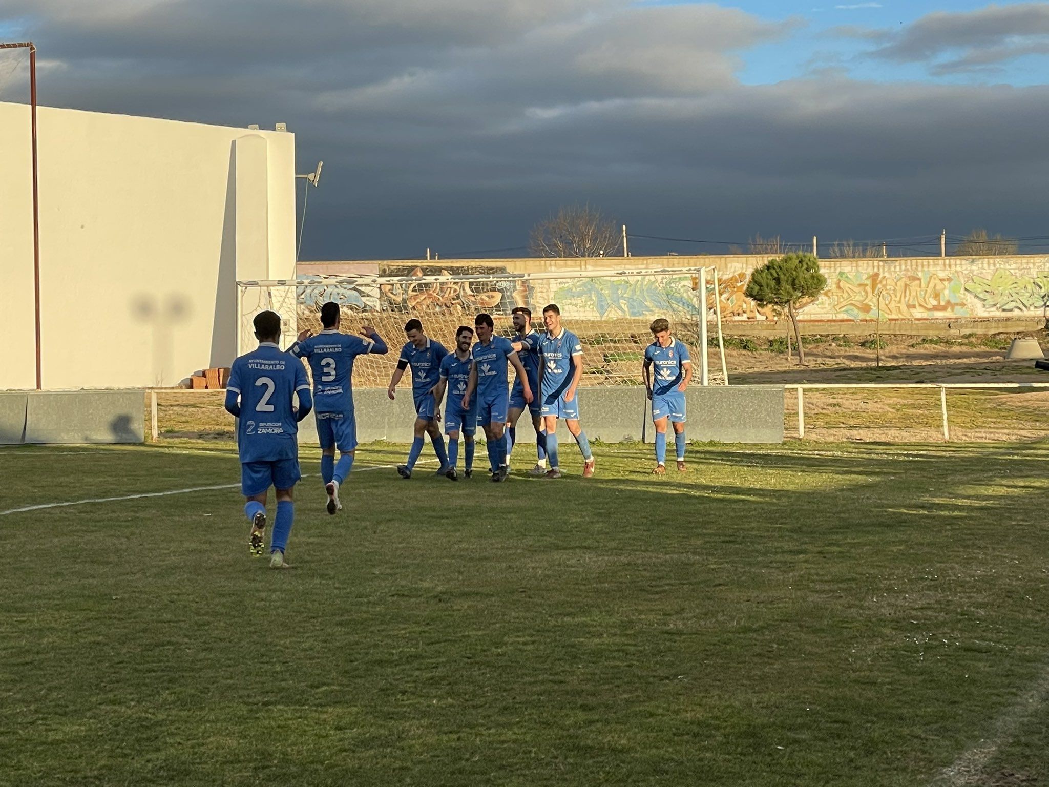 Los futbolistas del Villaralbo celebran un gol