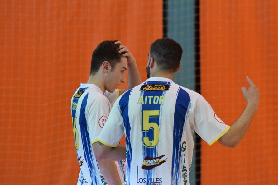 Domi y Aitor conversan durante un partido en el Ángel Nieto