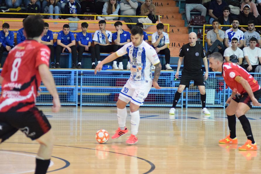 Charliente con la pelota, durante un encuentro de la pasada temporada