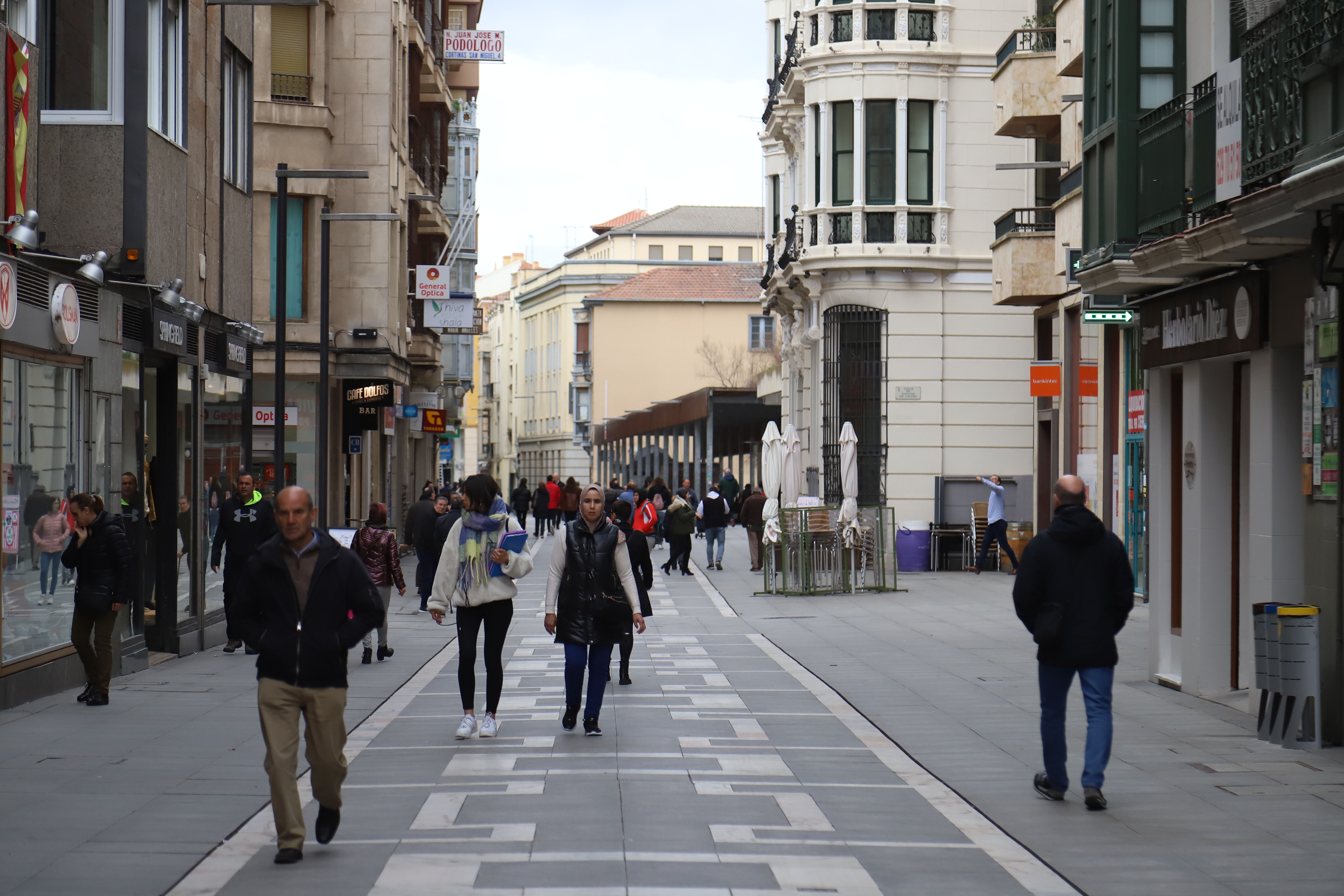 Personas paseando por calle Santa Clara 