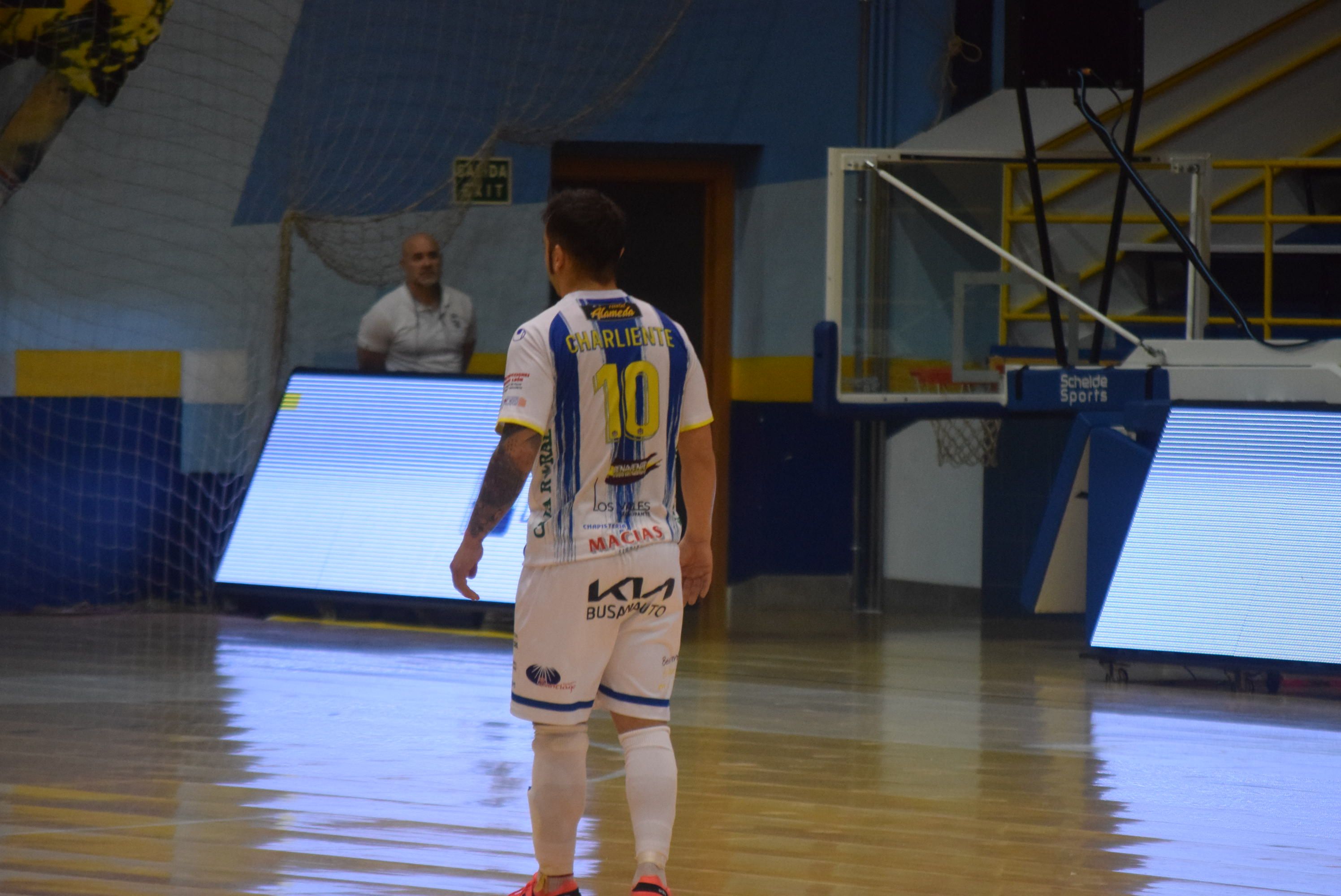 Charliente durante un partido del Atlético Benavente la pasada temporada. Archivo.