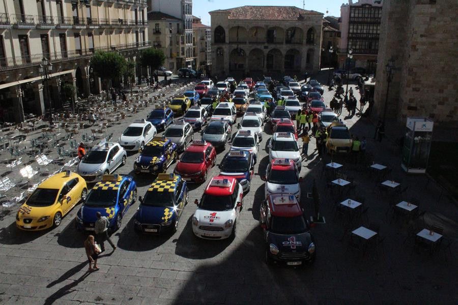 Concentración de coches de autoescuela en la Plaza Mayor