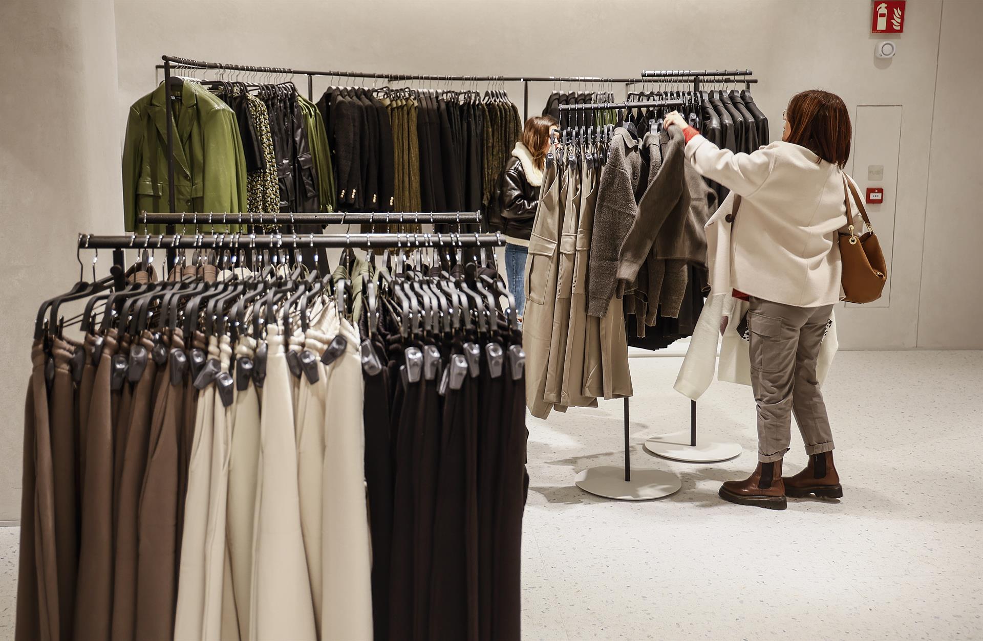 Una mujer ve la ropa en una tienda   Rober Solsona   Europa Press   Archivo