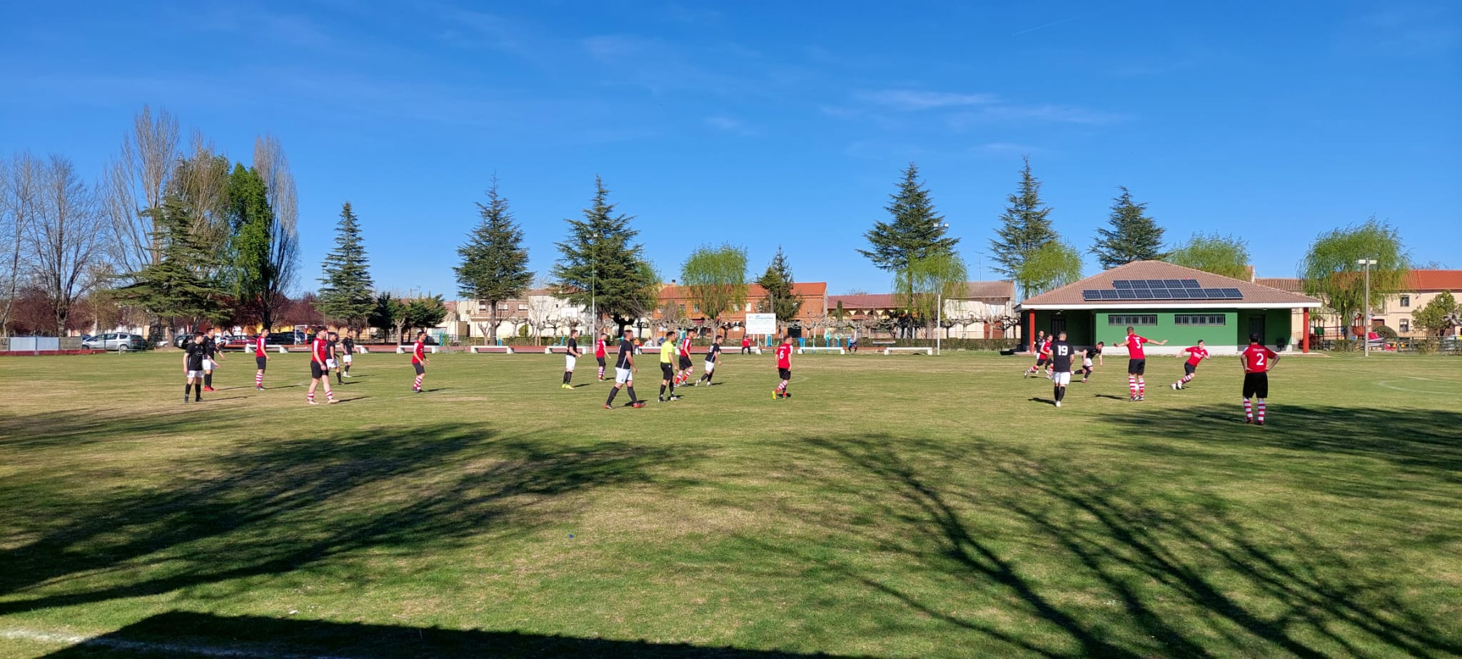 Un momento del partido entre CD Villalpando y CD Camarzana y Los Valles. Archivo.