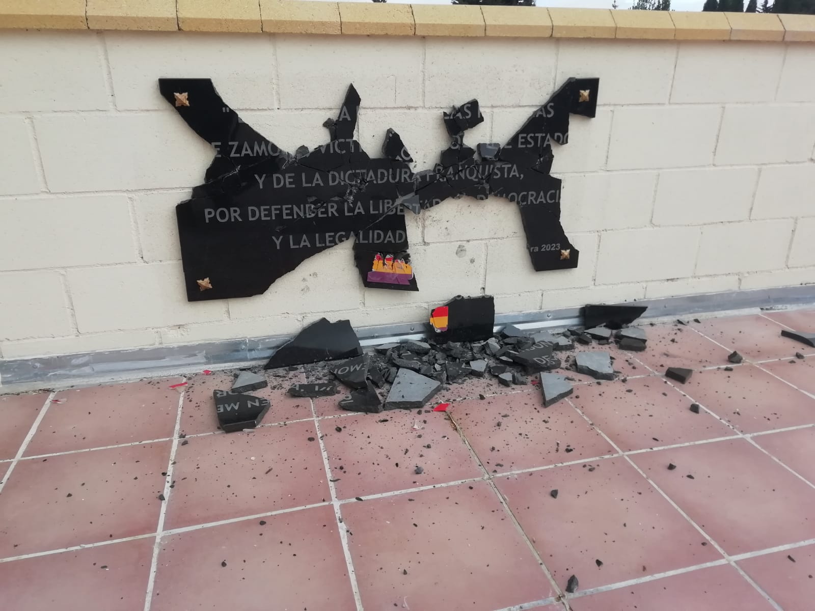 Imagen de la placa vandalizada