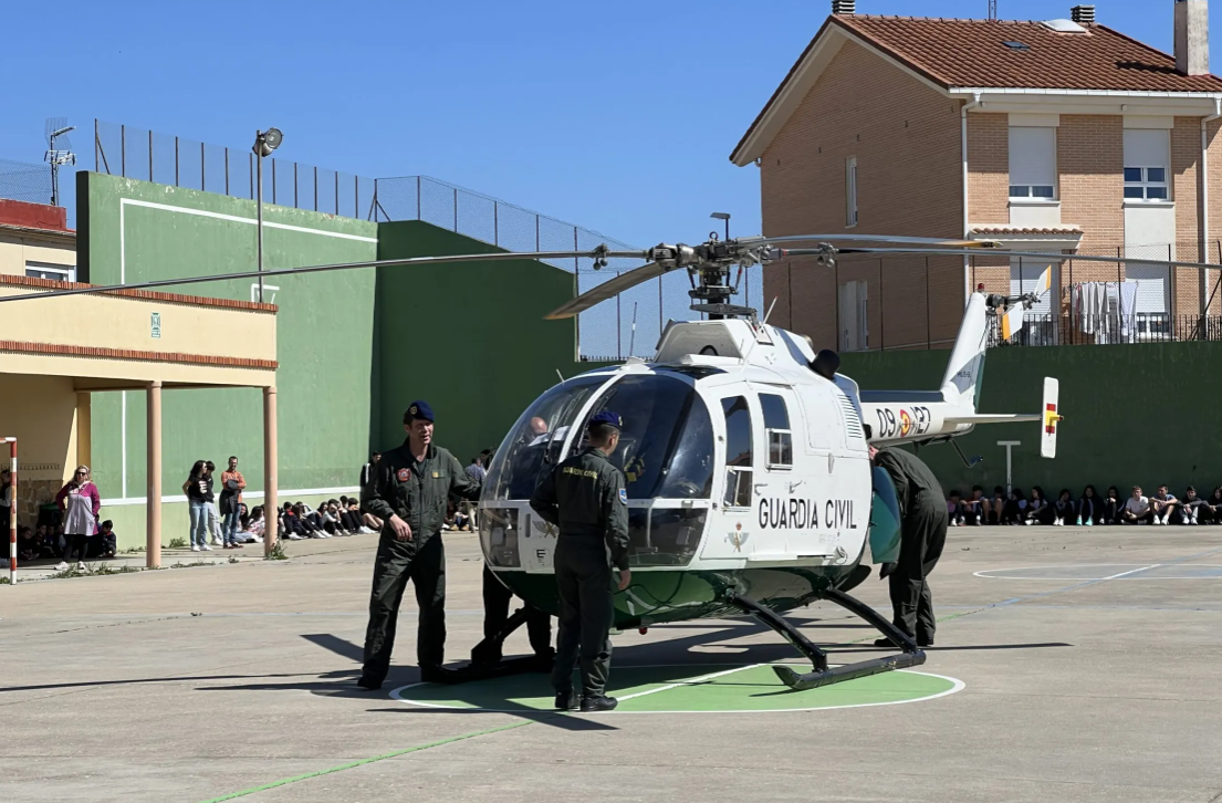 La Guardia Civil sorprende a los alumnos de un colegio zamorano con el aterrizaje de su helicóptero