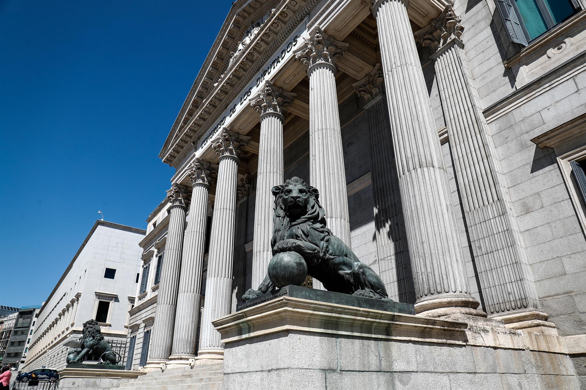 Archivo   Fachada del Congreso de los Diputados de Madrid con sus emblemáticos leones