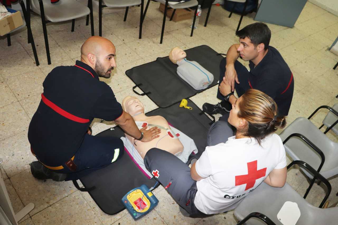 Cruz Roja en Zamora forma a bomberos y policías locales en desfibrilación semiautomática externa. Archivo