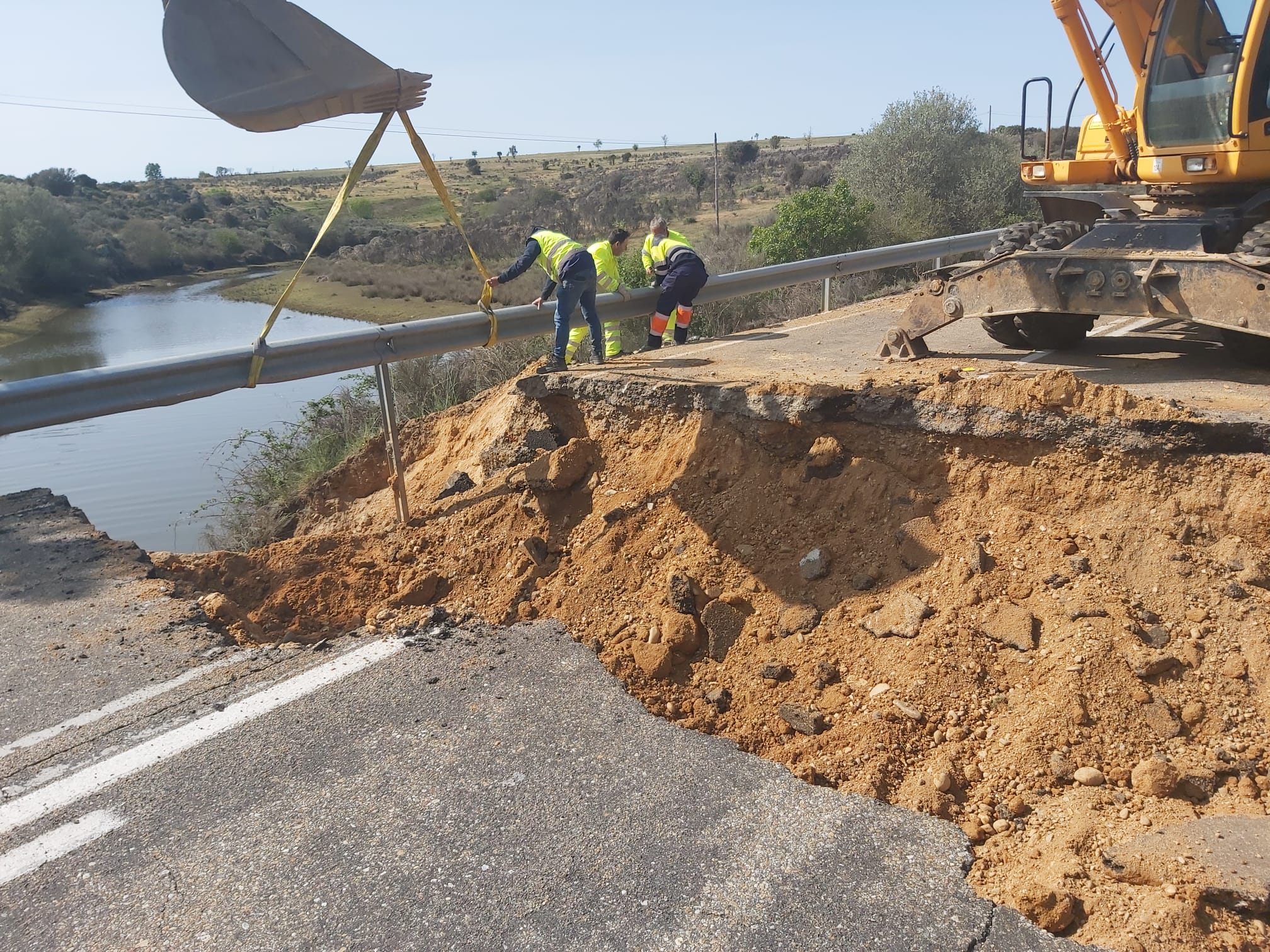 Técnicos y operarios realizando trabajos en el socavón de la ZA 912