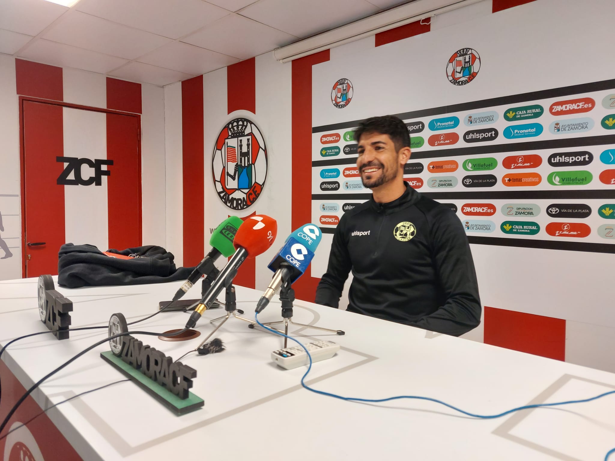 Theo García en rueda de prensa