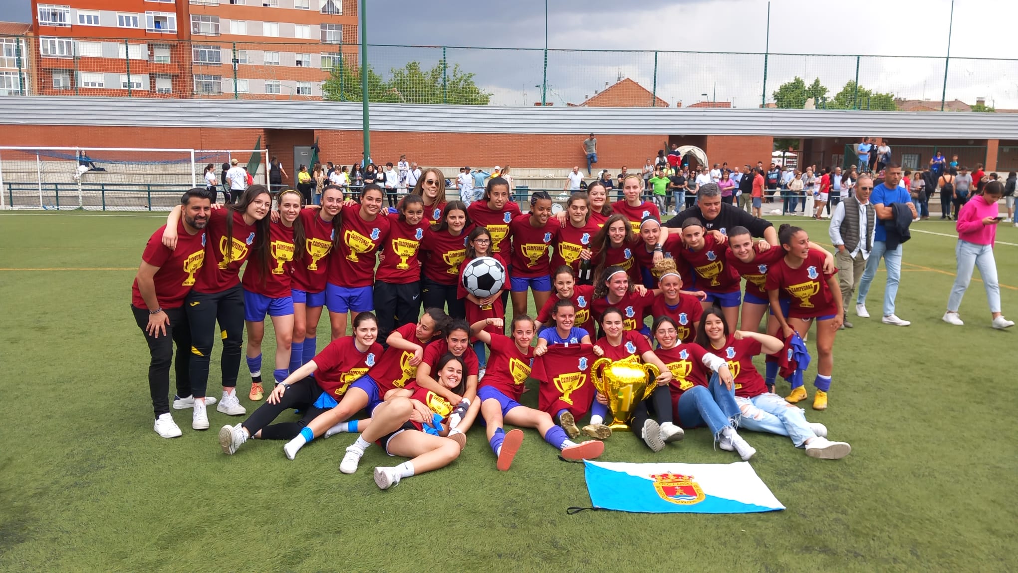 Las jugadoras y el cuerpo técnico de la Bovedana celebran el ascenso a Primera Nacional