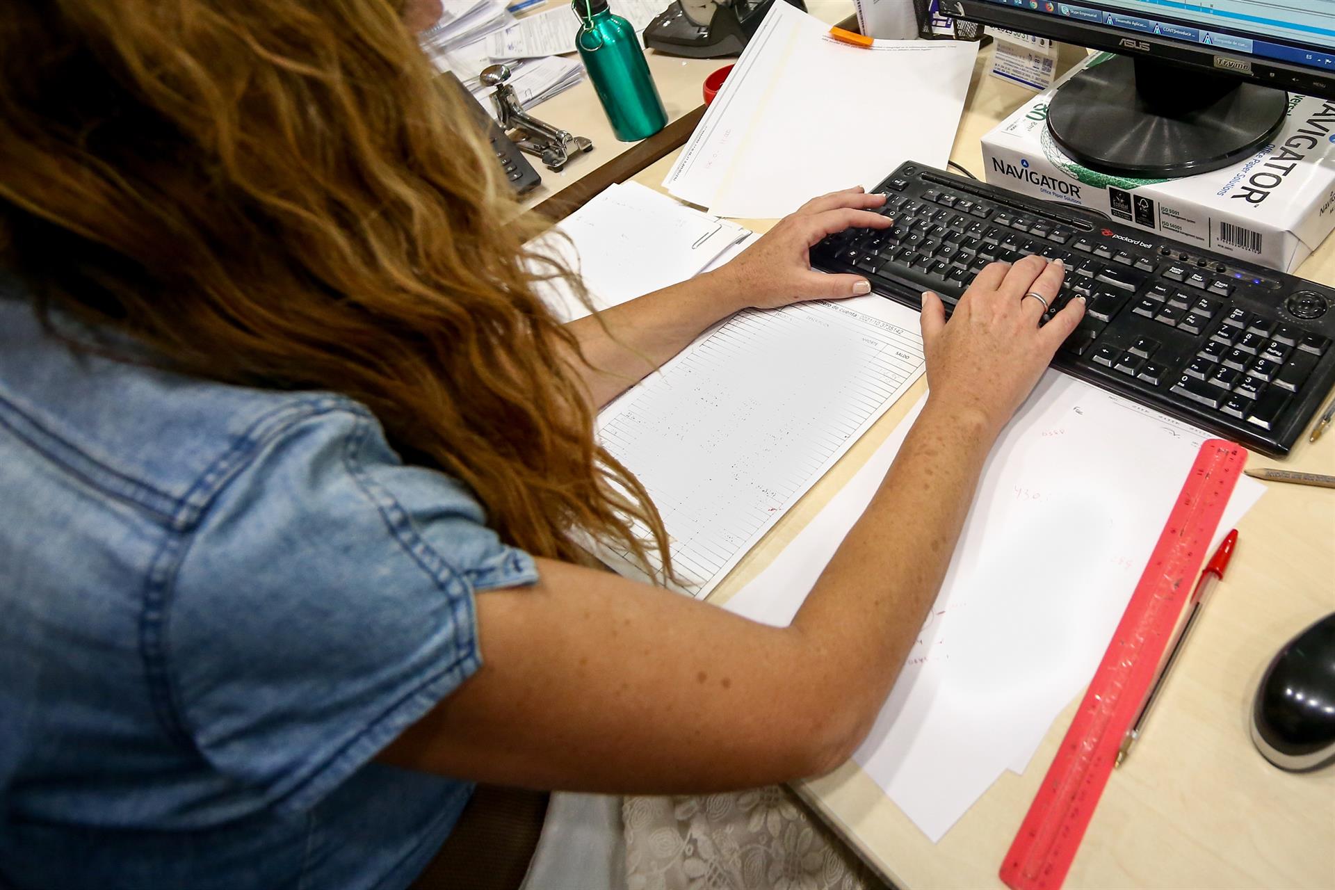 Una mujer escribe en el teclado de su ordenador. RICARDO RUBIO. EUROPA PRESS Archivo.