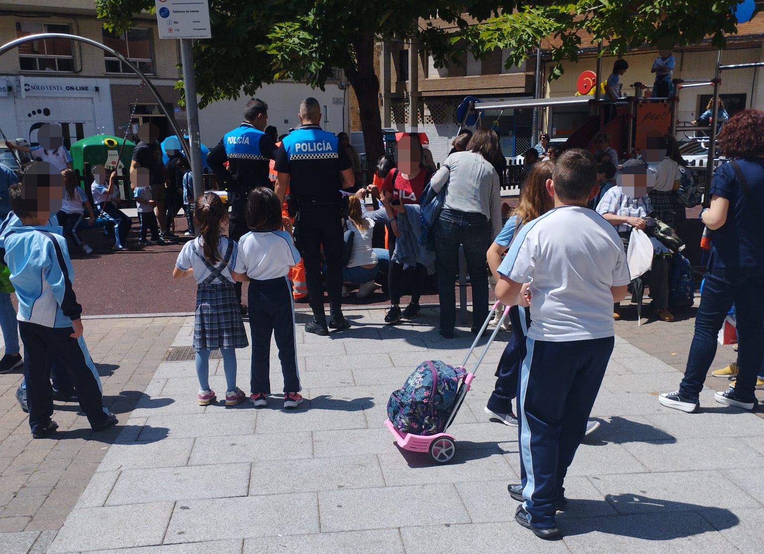 Policía y sanitarios atendiendo al niño