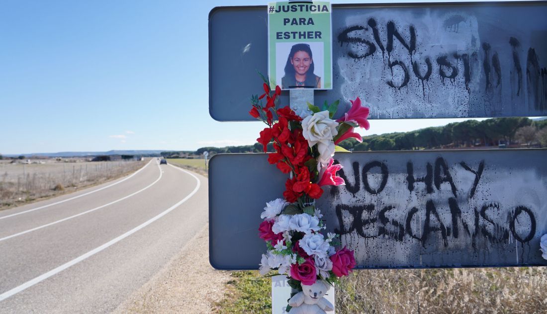 Carteles en recuerdo a Esther López en el lugar donde apareció su cuerpo  Miriam Chacón, ICAL