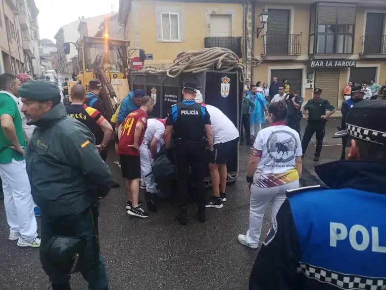 Atención a un herido en el Toro Enmaromado de Benavente. Benavente Digital