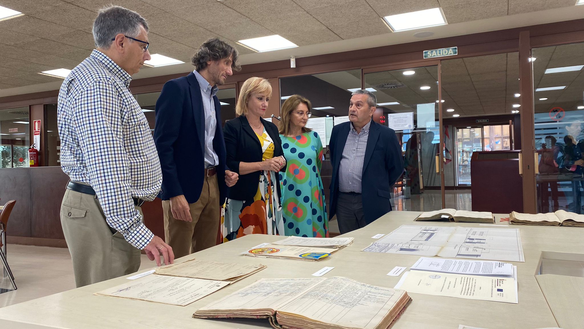 Visita de Leticia García al Archivo Provincial