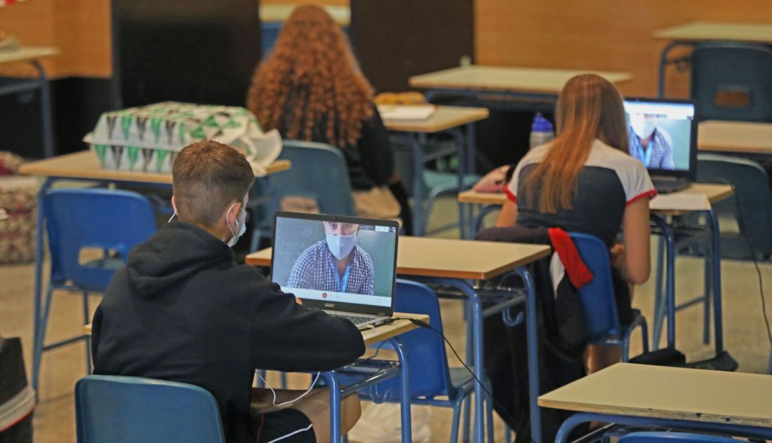 Alumnos atienden desde su ordenador clases virtuales. Foto de archivo