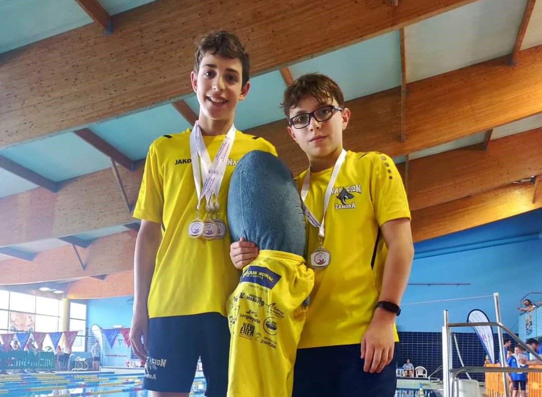 Hugo Guerra y Pablo López posan con las medallas