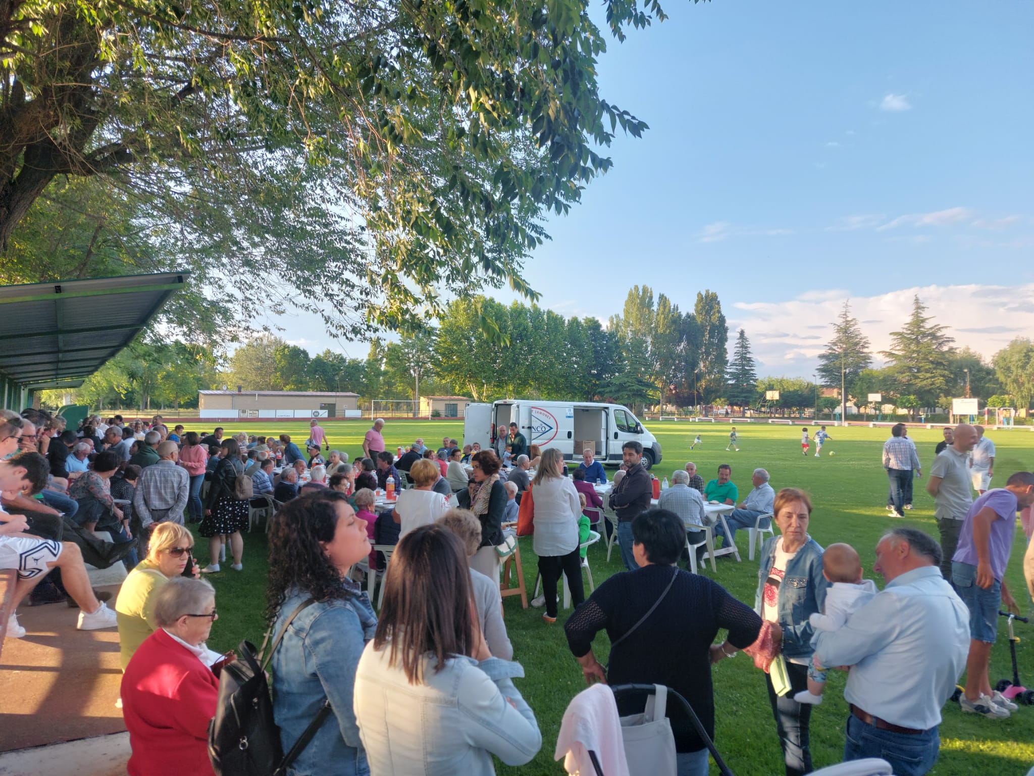 Santa Croya celebra el Corpus Christi con una comida popular