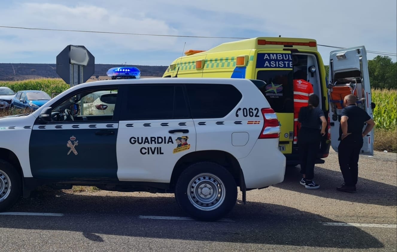 Guardia Civil y ambulancia.