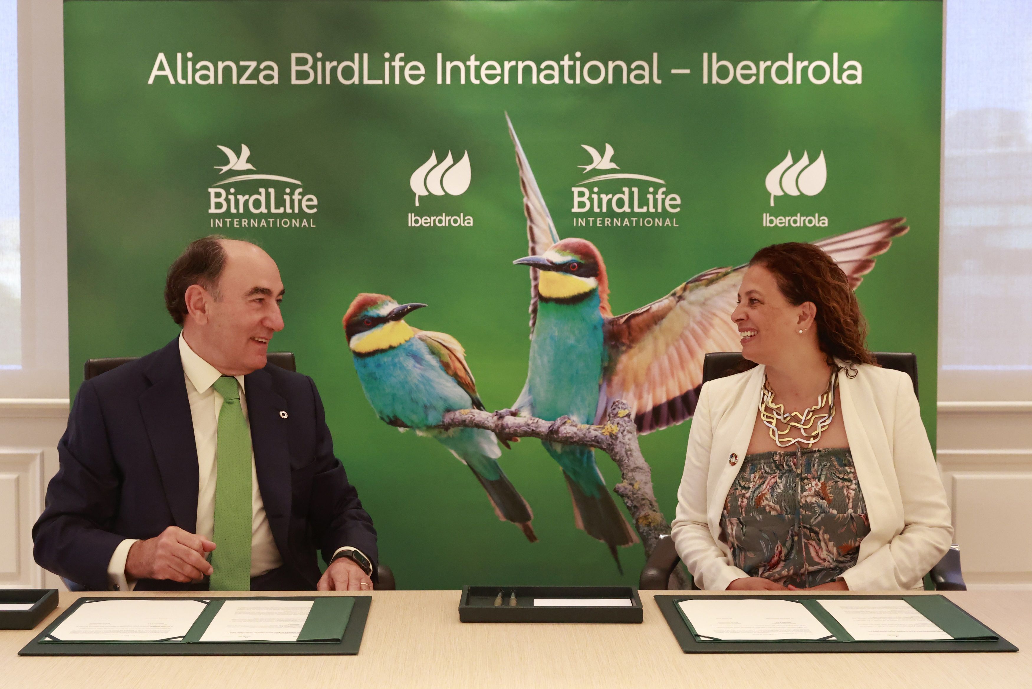 Ignacio Galan, presidente de Iberdrola y Patricia Zurita de Birdlife International