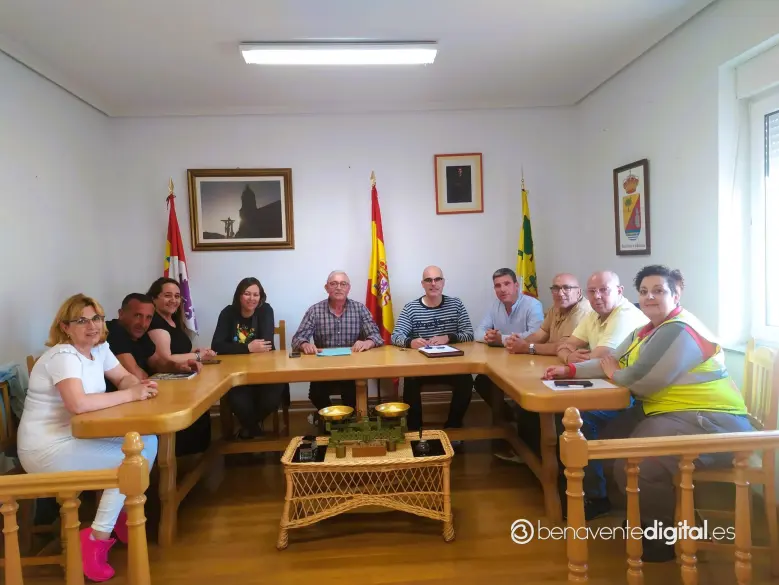 Santa Cristina de la Polvorosa homenajea a un vecino por sus 32 años dedicados a la vida pública