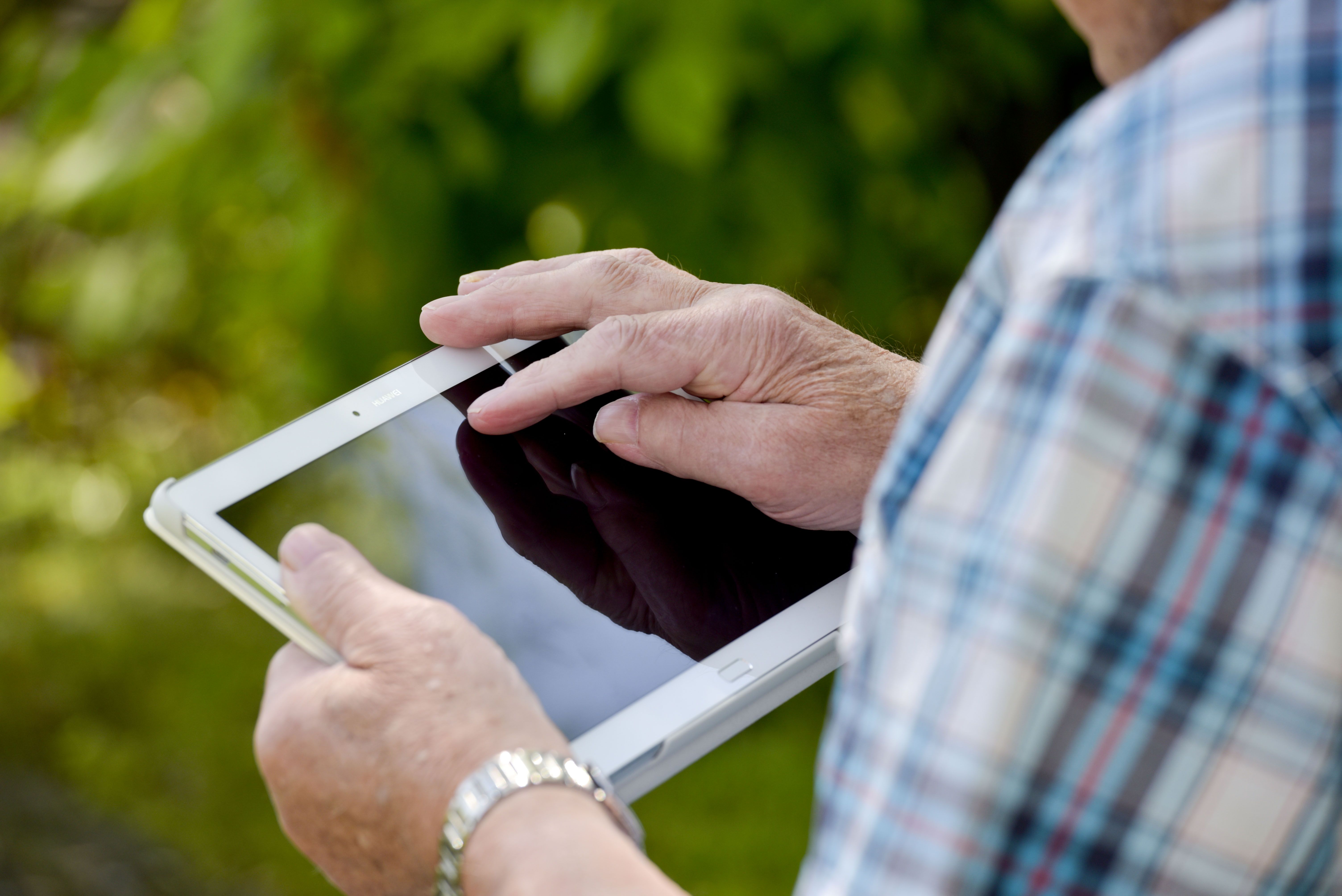 Un hombre utiliza una tablet