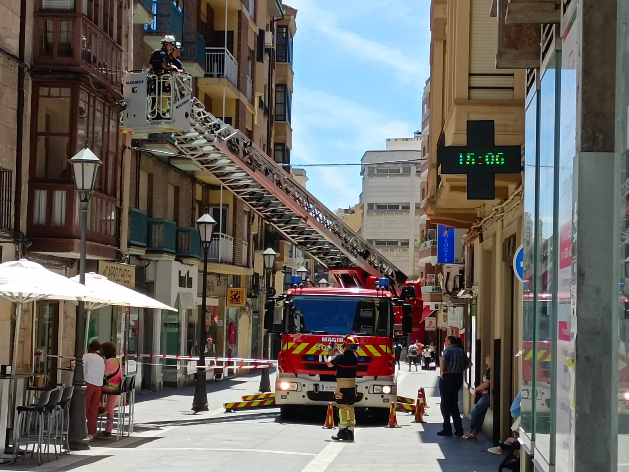 Actuación de los bomberos en la calle San Torcuato