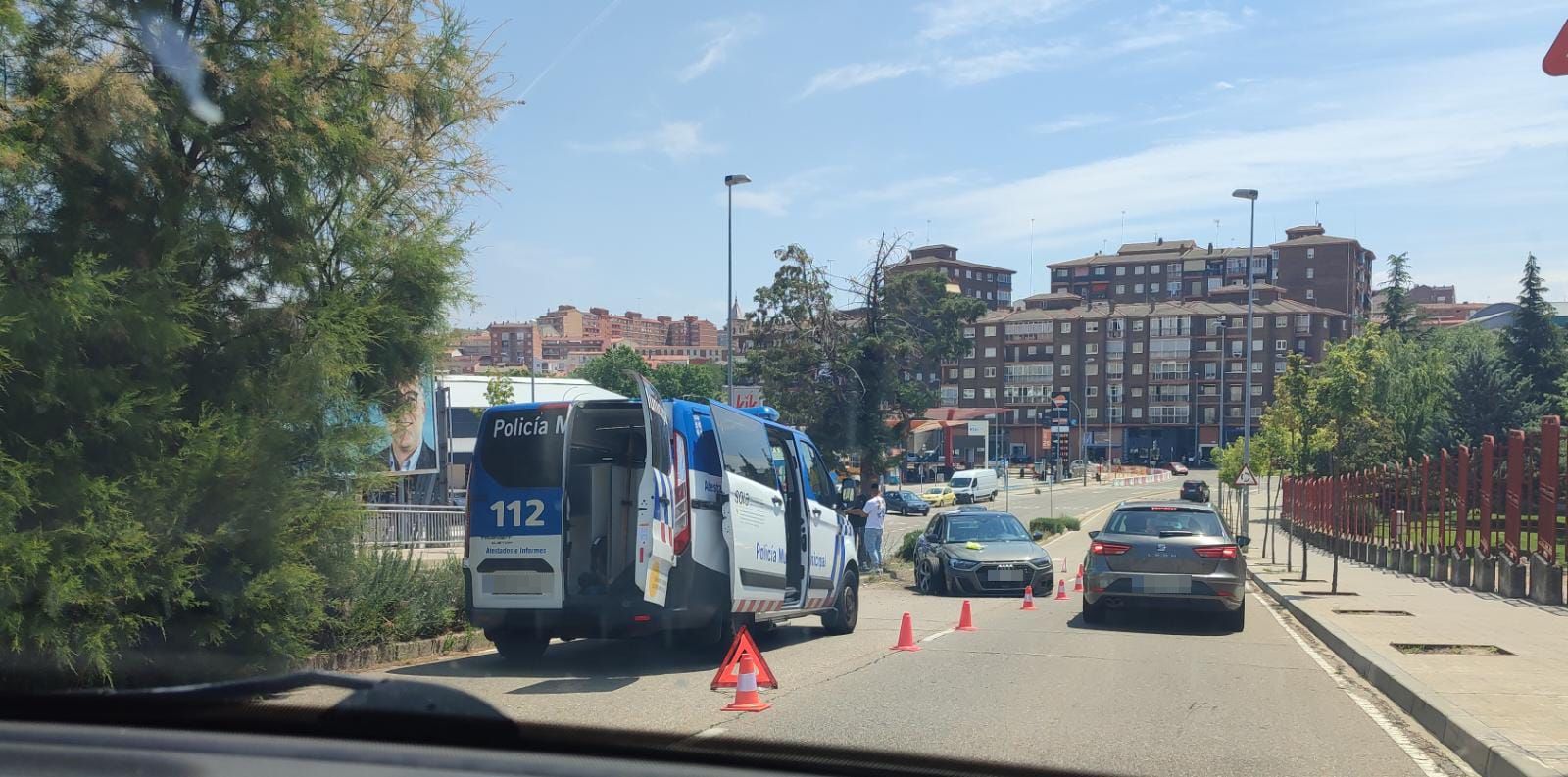 Tráfico condicionado en la Cuesta del Bolón tras saltar un vehículo la mediana que separa ambos sentidos