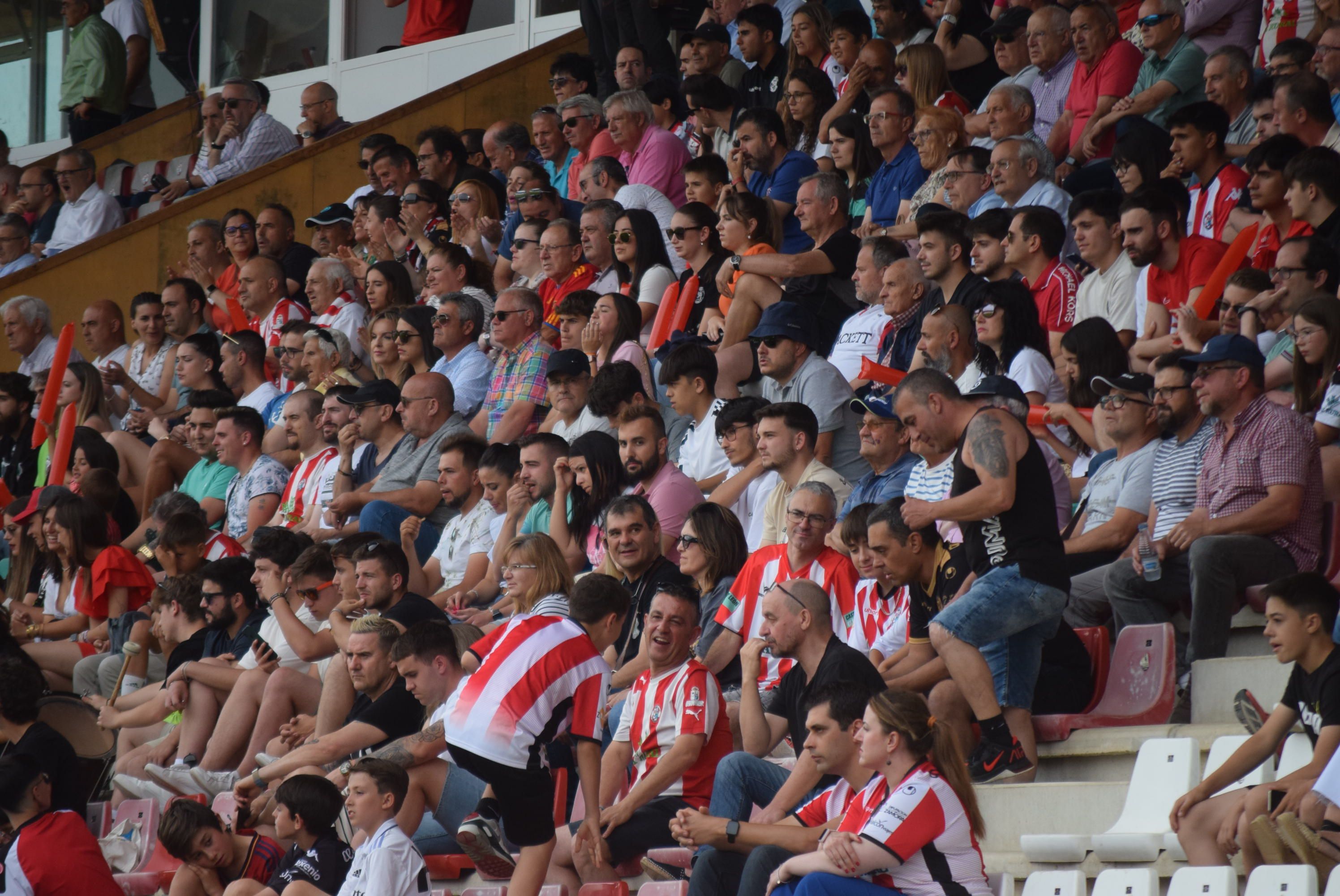 Aficionados rojiblancos durante un partido la pasada temporada