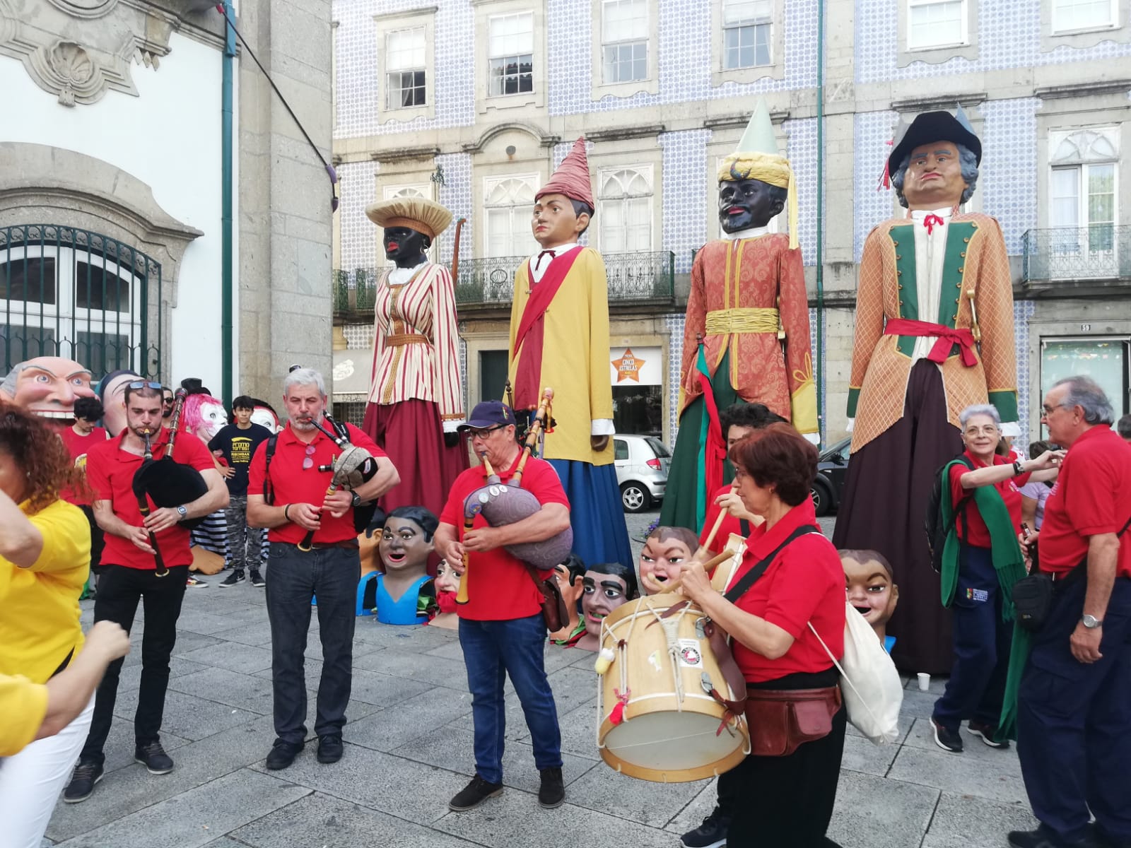 Encuentro cabezudos y gigantes en Braga, Portugal (11)