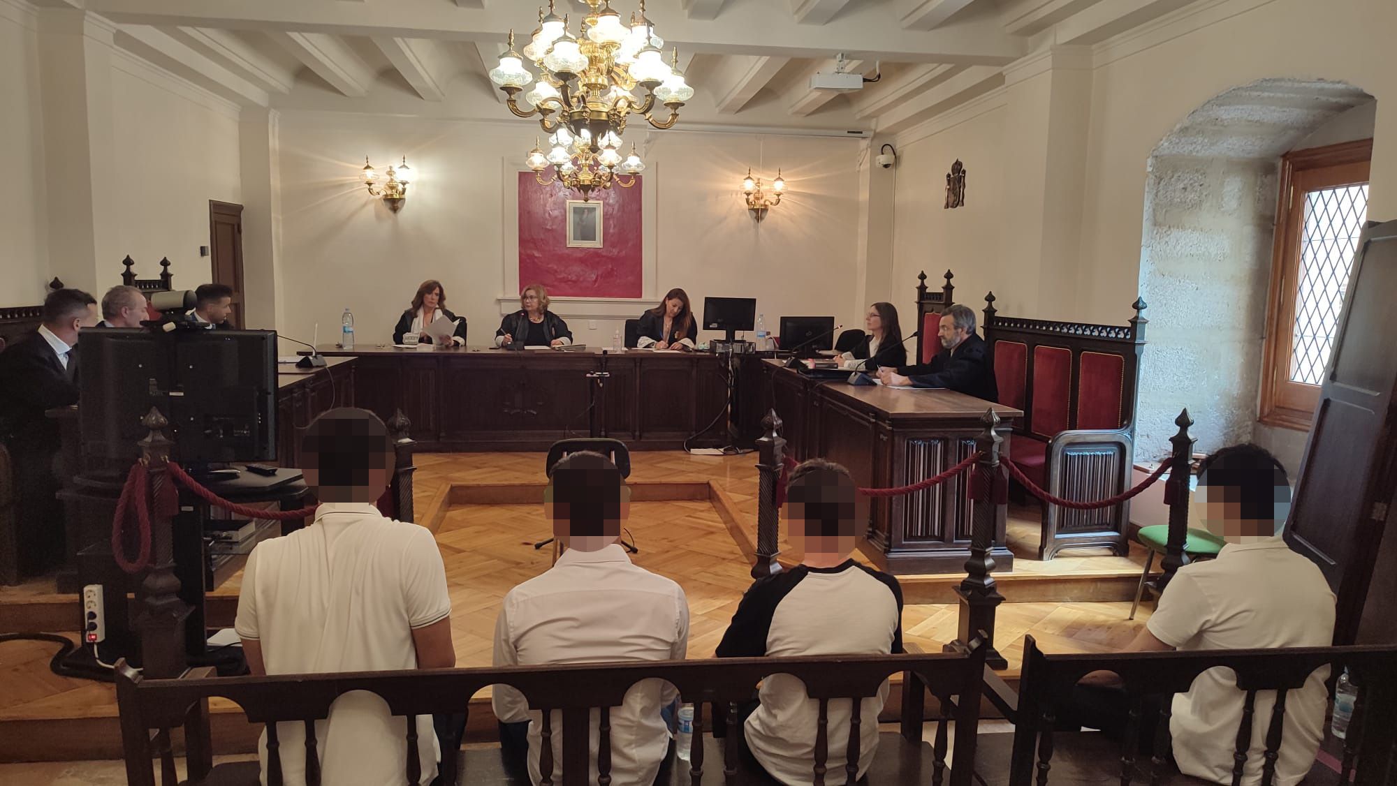 Juicio contra cuatro jóvenes acusados de tráfico de drogas