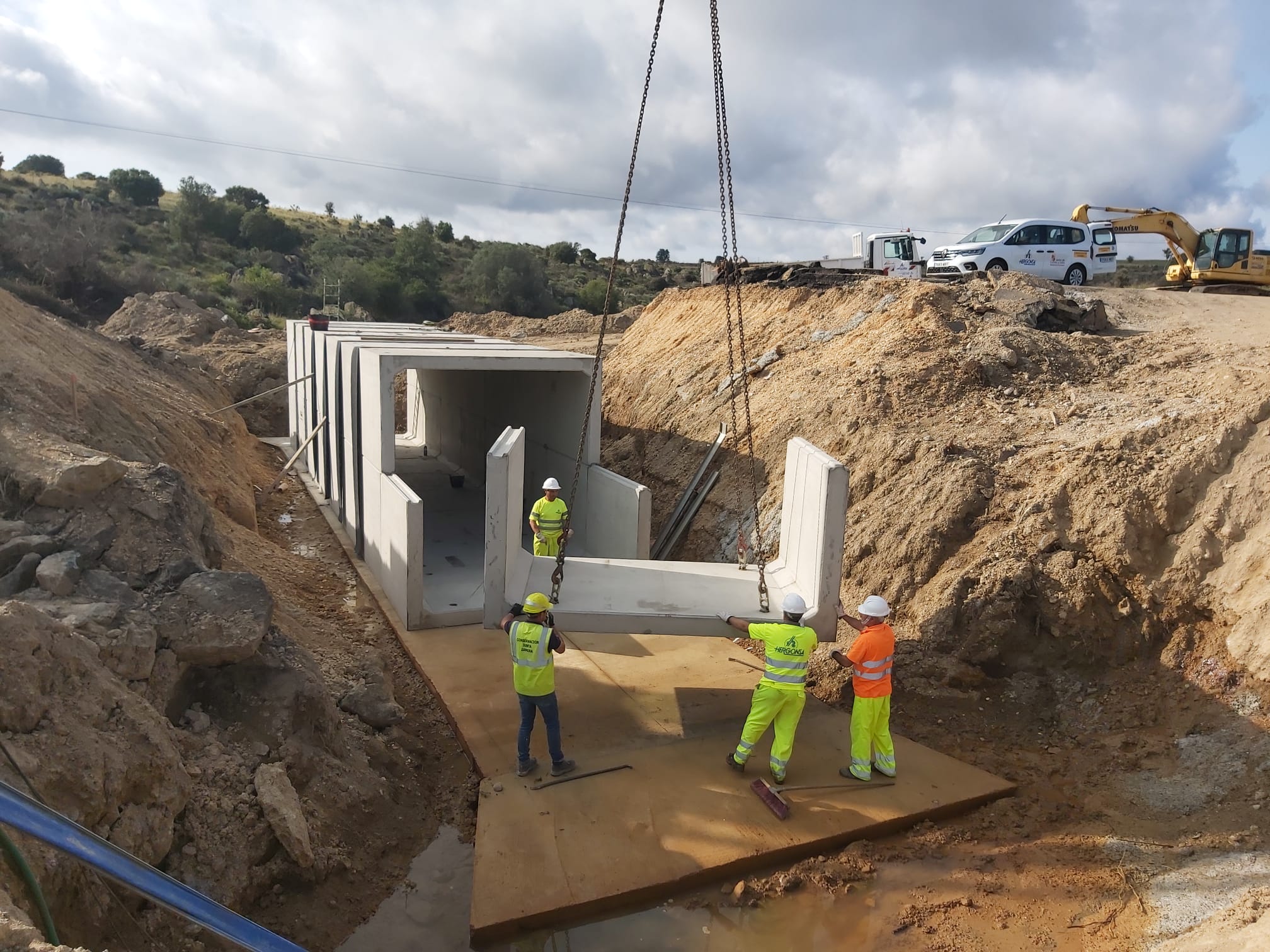 Instalación del marco prefabricado en la carretera ZA 912