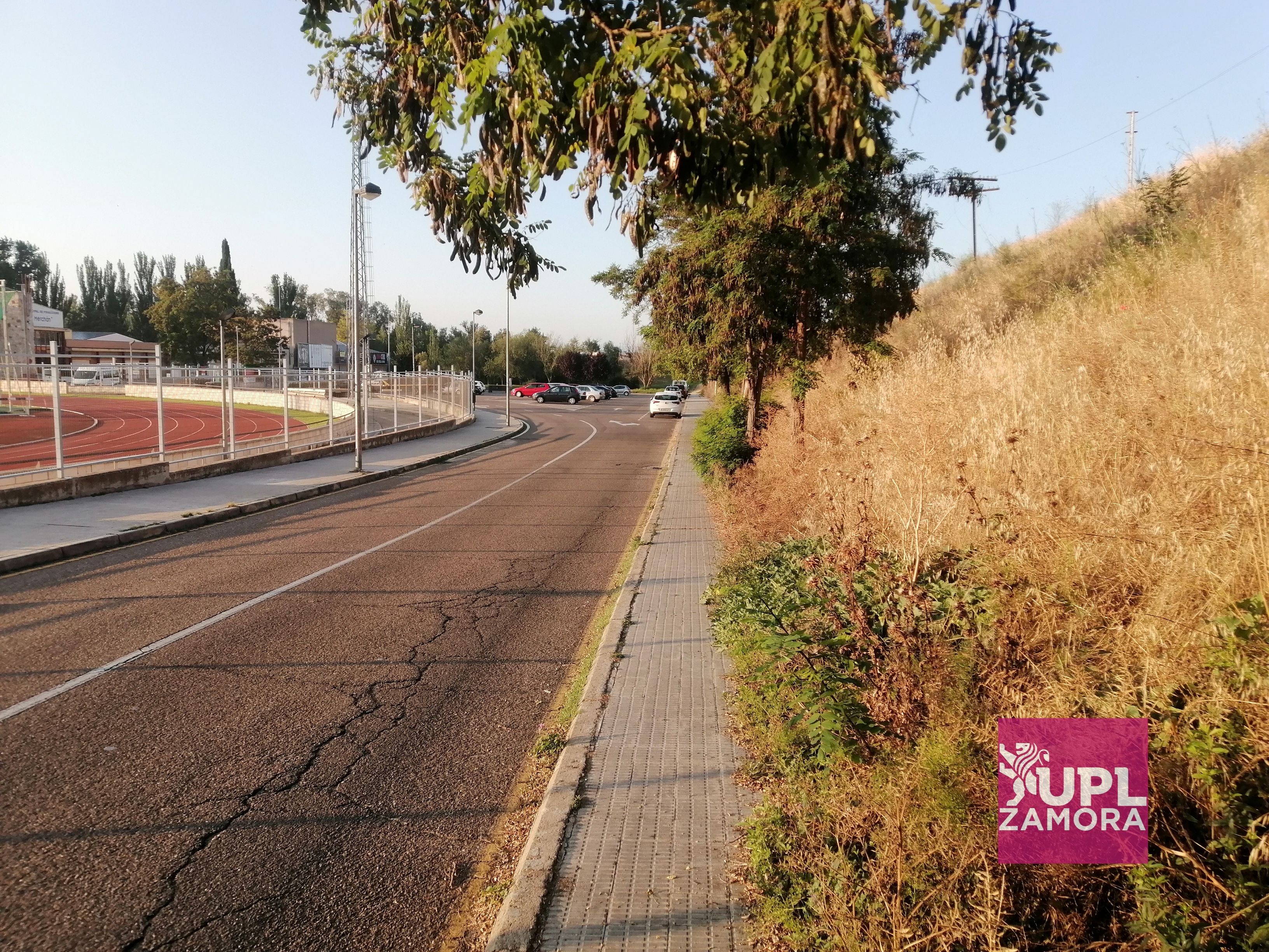 Reclaman la limpieza de maleza de la vía del tren antes de celebrar la hoguera de San Juan