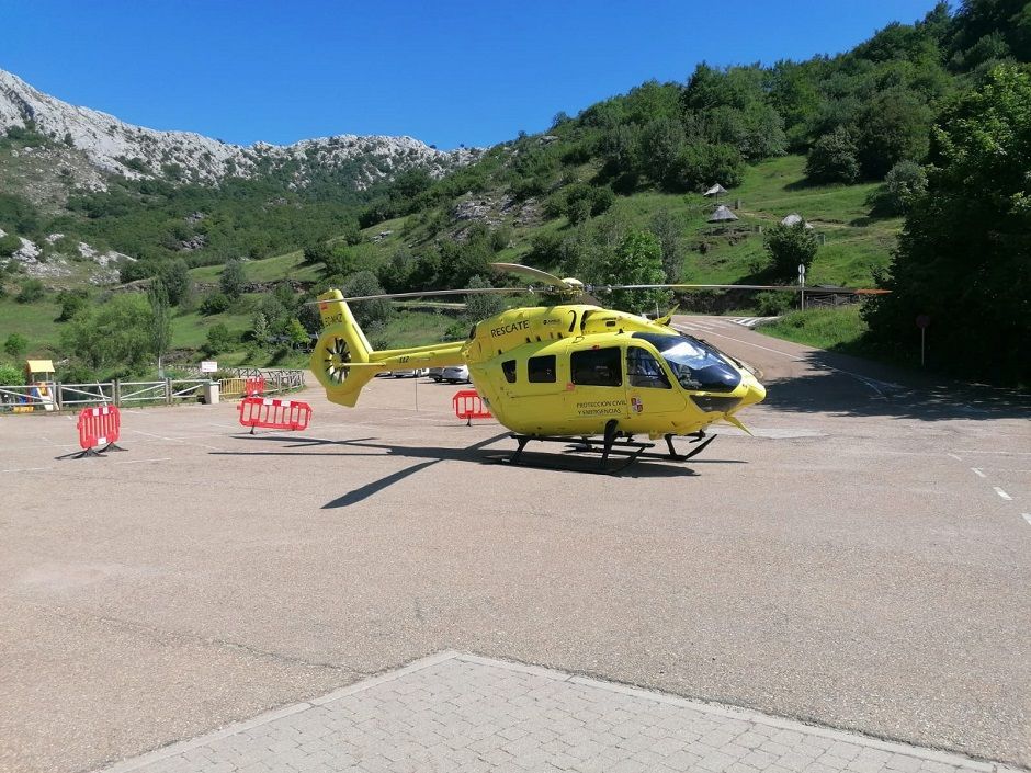 Helicóptero de salvamento en la Cueva de Valporquero de León. Foto vía web del 112