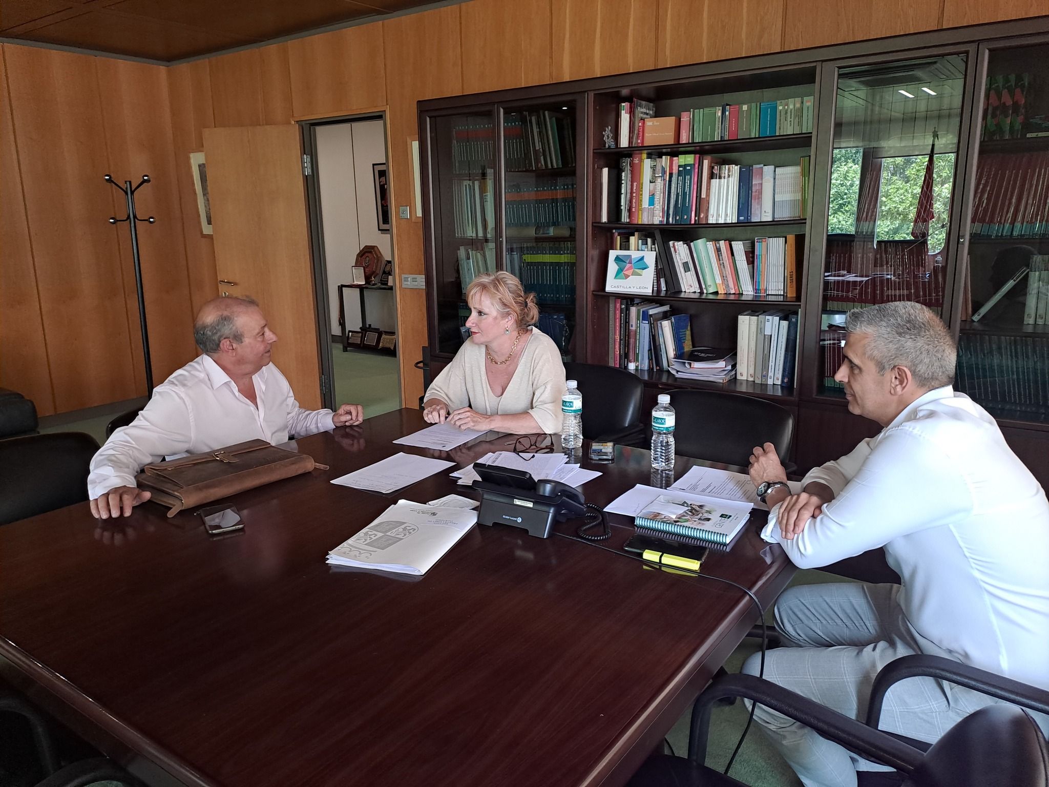 Ayuntamiento de Galende. Reunión Alcalde y Delegada Territorial Junta CyL en Zamora