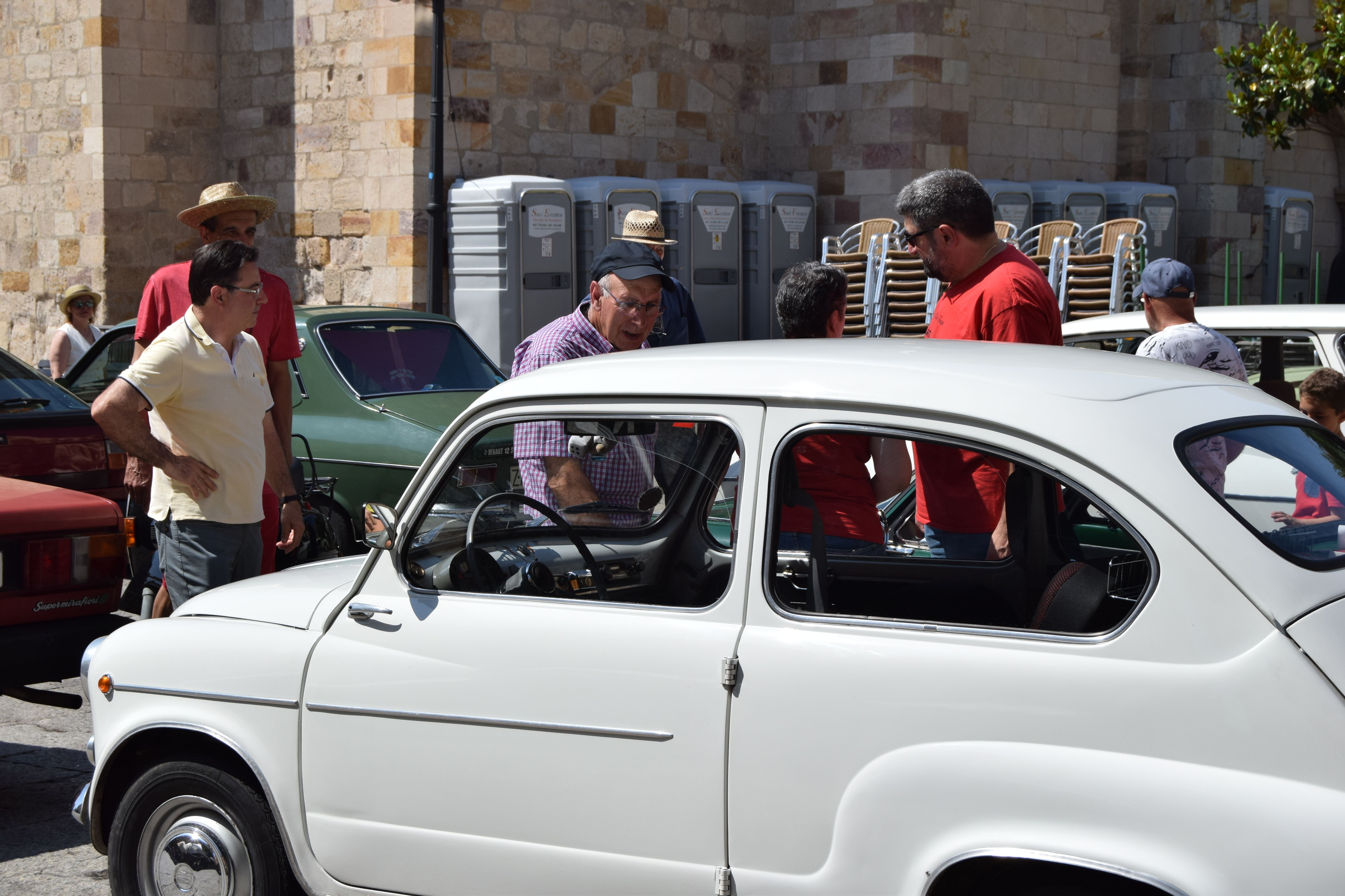 XXI Concentración Internacional de Citroën 2CV y clásicos en la Plaza Mayor