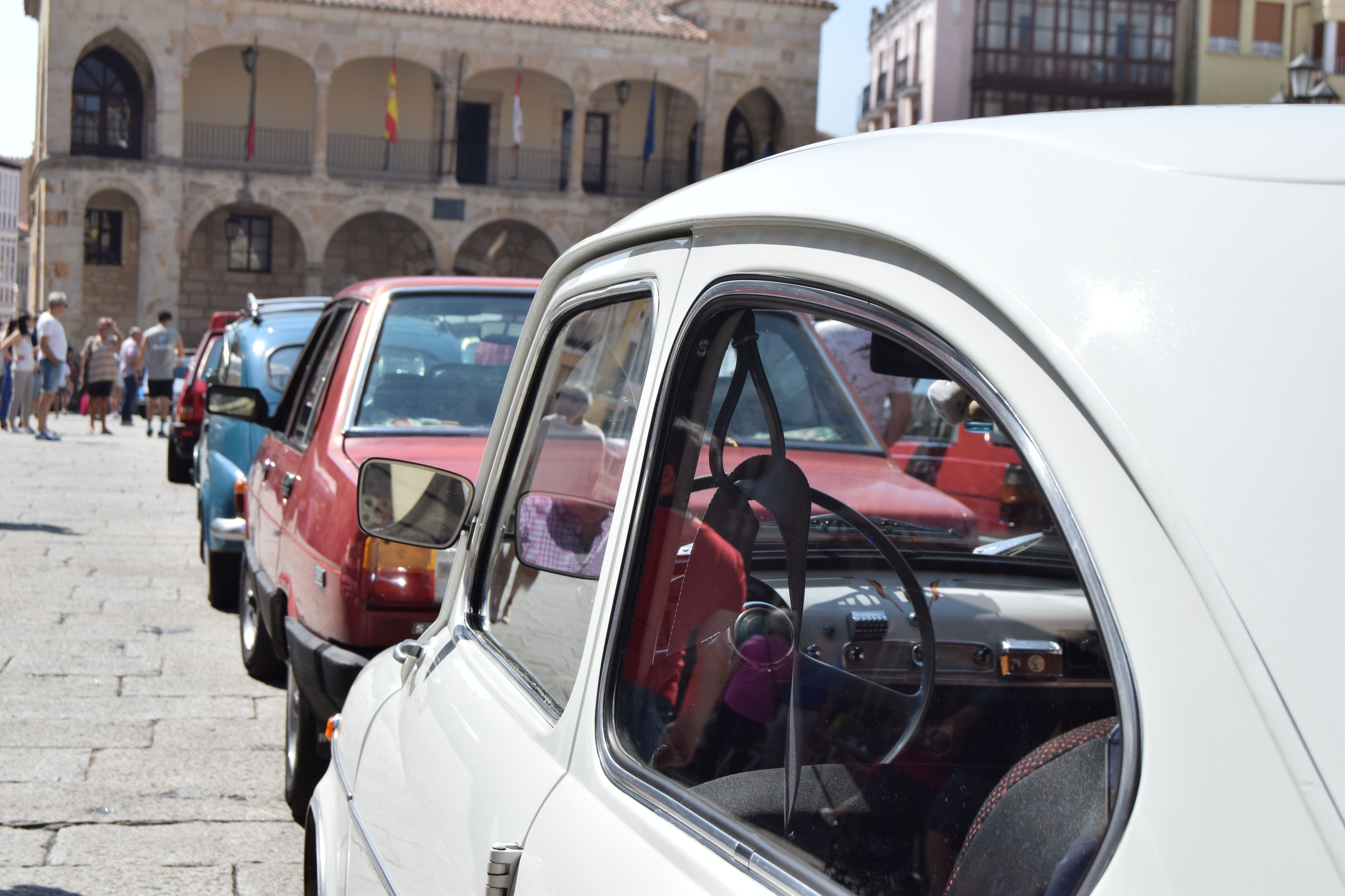 XXI Concentración Internacional de Citroën 2CV y clásicos en la Plaza Mayor