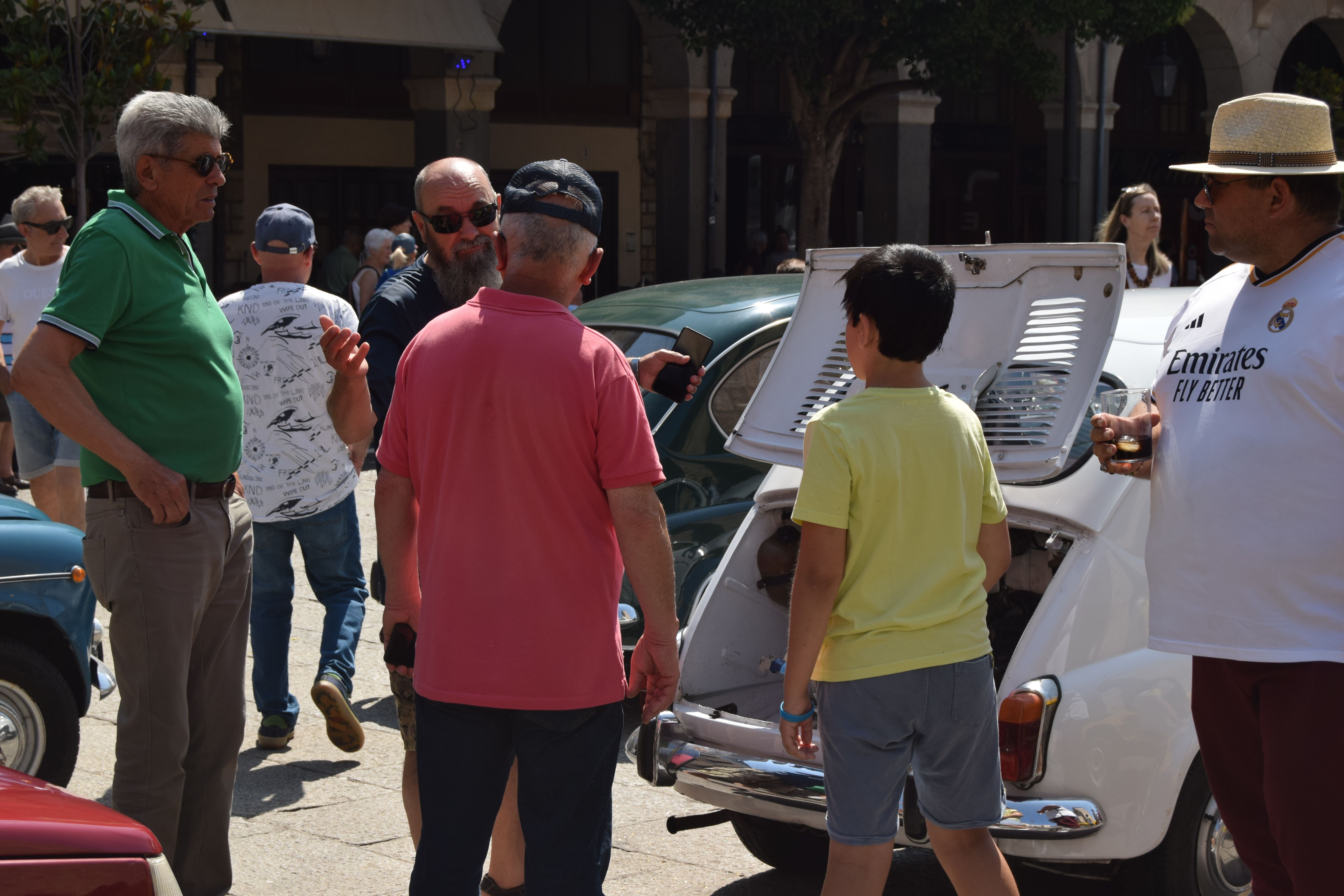 XXI Concentración Internacional de Citroën 2CV y clásicos en la Plaza Mayor