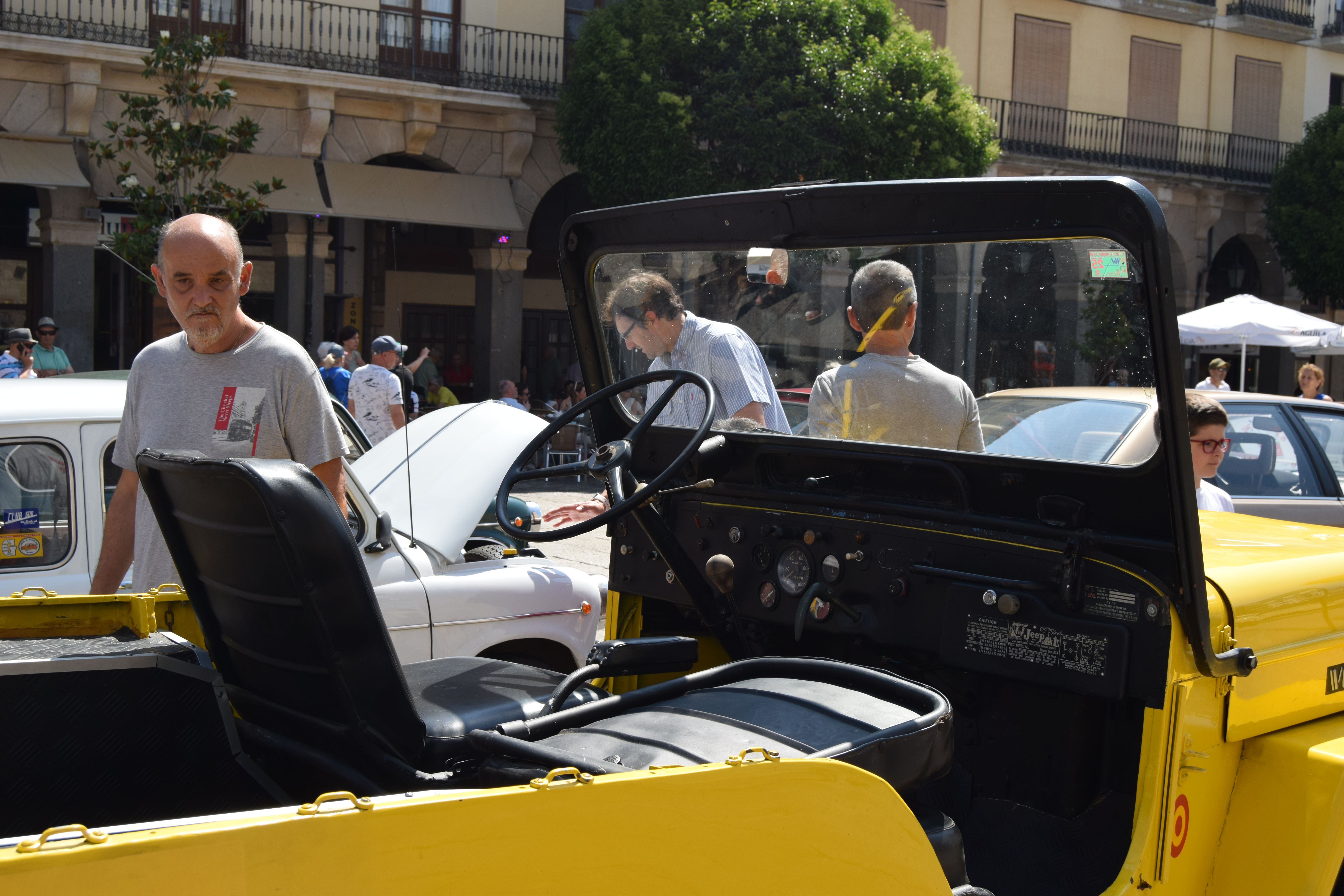 XXI Concentración Internacional de Citroën 2CV y clásicos en la Plaza Mayor