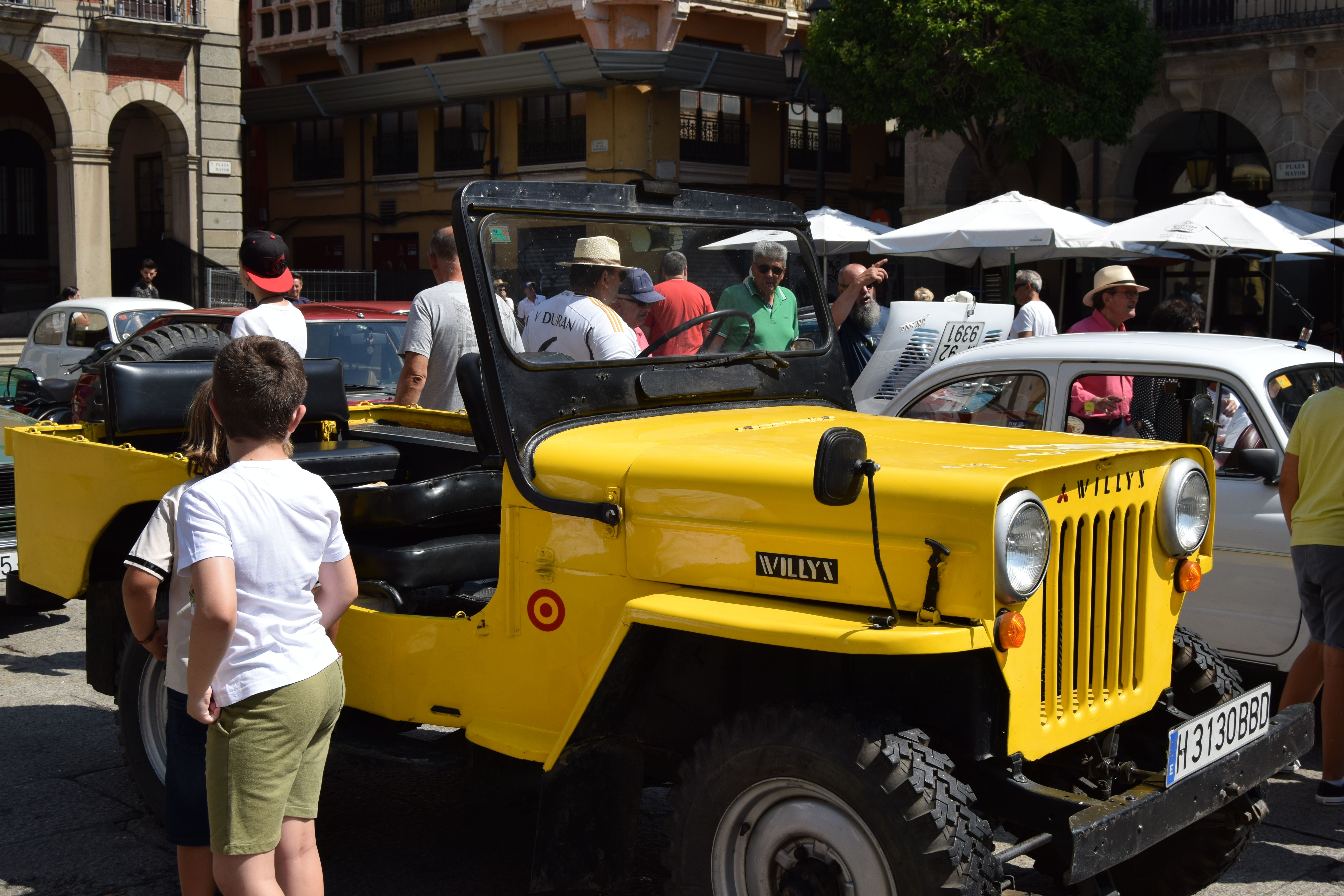 XXI Concentración Internacional de Citroën 2CV y clásicos en la Plaza Mayor