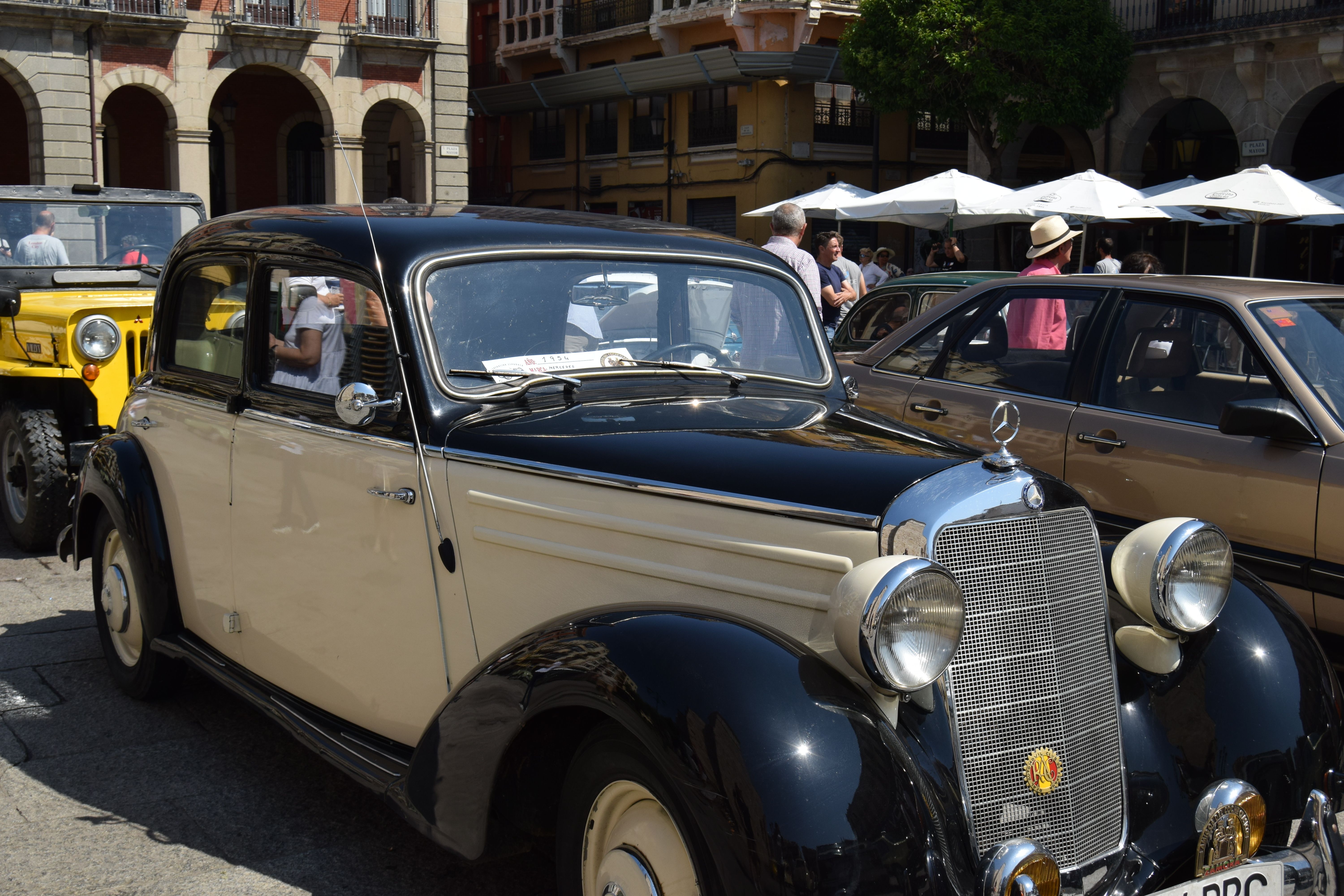 XXI Concentración Internacional de Citroën 2CV y clásicos en la Plaza Mayor