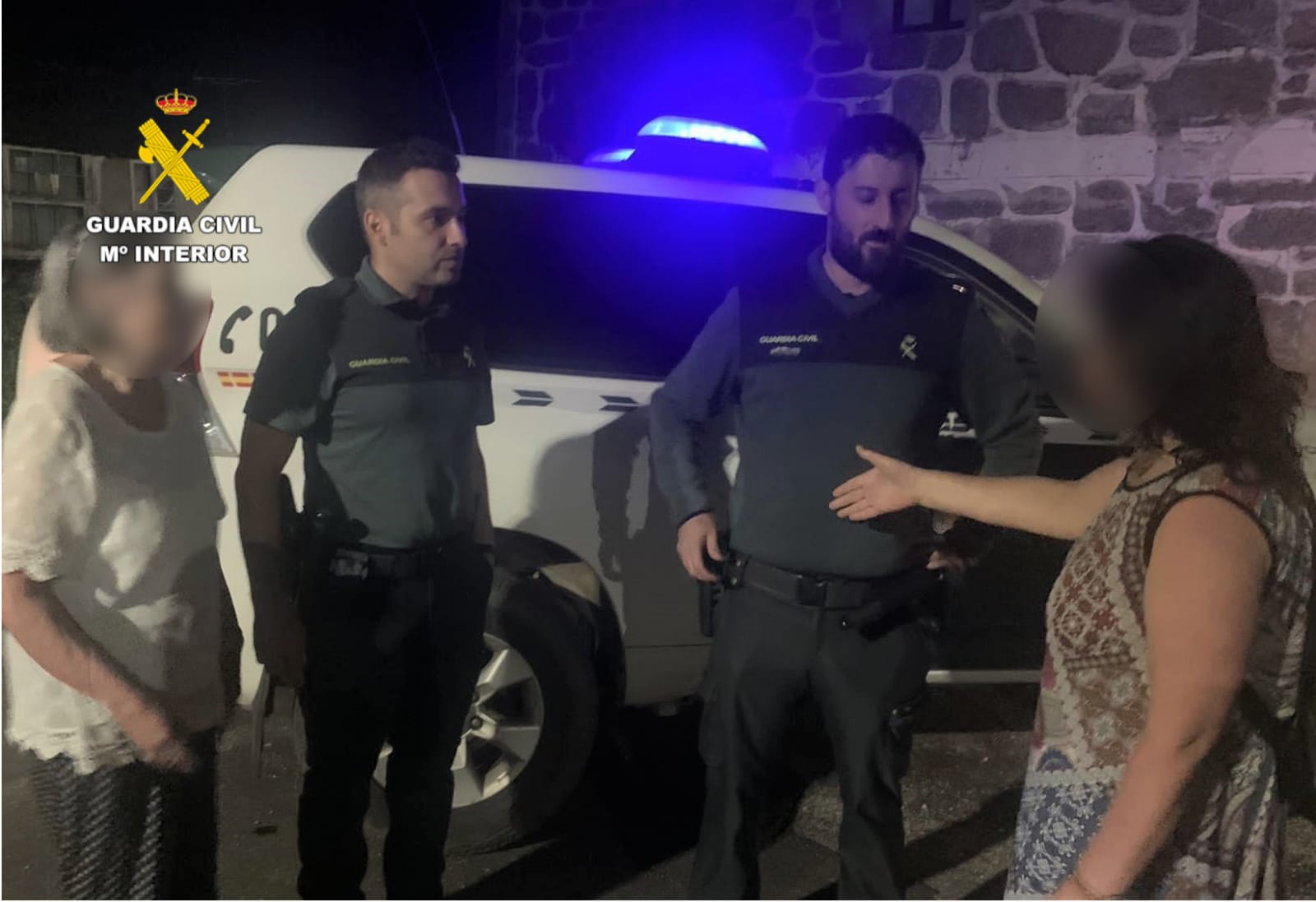 Las dos mujeres auxiliadas por la Guardia Civil