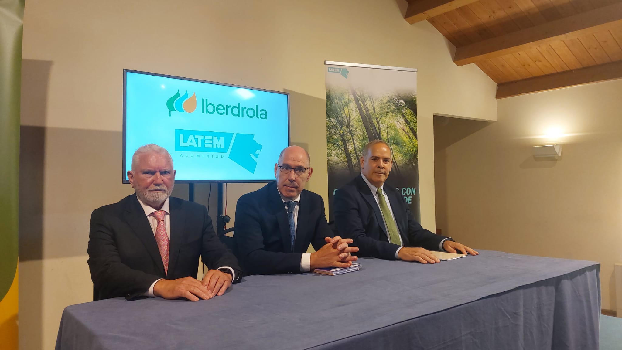 Macario Fernández, presidente de Latem Aluminium, Carlos Martín Tobalina, vicesecretario de Economía y Competitividad, y Mario Ruiz Tagle, CEO de Iberdrola España