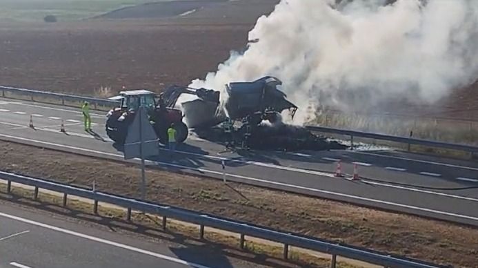 Imagen del camión incendiado Cedida