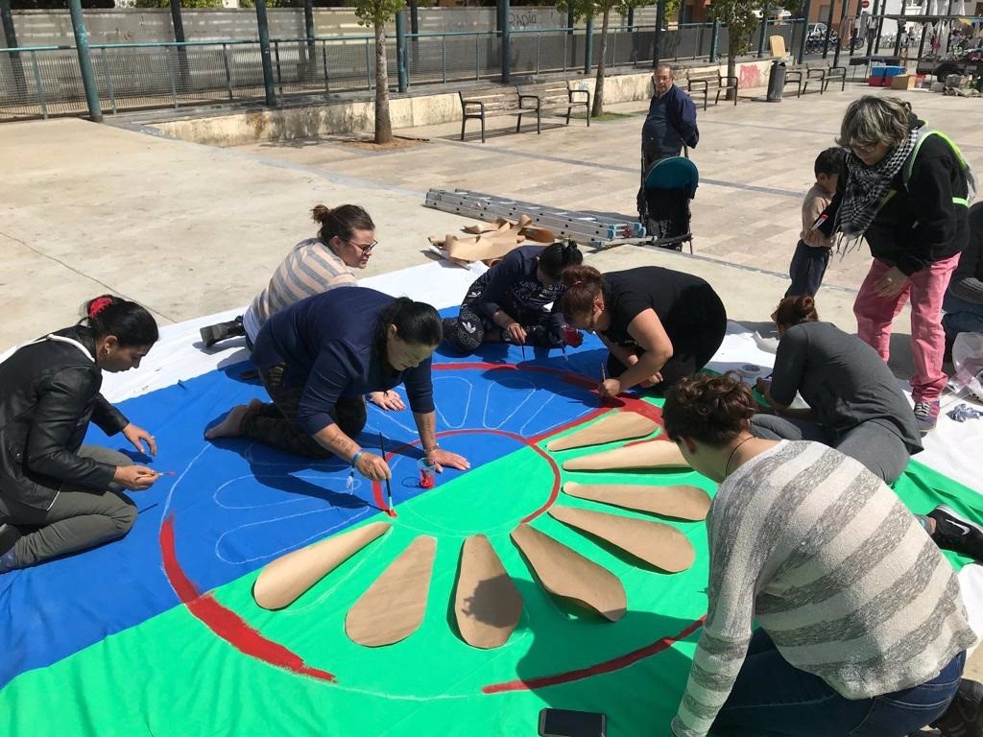 Archivo   Mujeres cosiendo la bandera del pueblo gitano.  